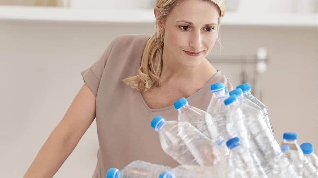 BRITA Japanさんのインスタグラム写真 - (BRITA JapanInstagram)「【ペットボトルの寿命は最高400年】 健康な成人は毎日、体重1kgにつき約35 mlの水が必要です。体重50kgの人は1.7L、60kgであれば2.1Ｌ、70kgでは2.4L、80kgなら2.8L必要ということになります。 基本的に、体重が多いほど必要な水分量も増えていきます。そして、この水をペットボトルに入った水で摂取するとしたら、年間でどれぐらいのペットボトルを排出しているのでしょう？▶BRITAサイト内でチェックできます＾＾ 実は、このペットボトル、自然が分解するまでに最高400年もかかります。それまでに、海洋動物が、プラスチックのゴミを飲み込んで死んでしまうなど、食物連鎖で私たち人の生活にも影響を及ぼします。 BRITA製品を愛用されている方には、このペットボトルのゴミを減らすために、BRITA製品を手に取られた方も多くいらっしゃいます。そんな想いに少しでも力になれたらいいなと思います＾＾」3月30日 17時00分 - brita.japan