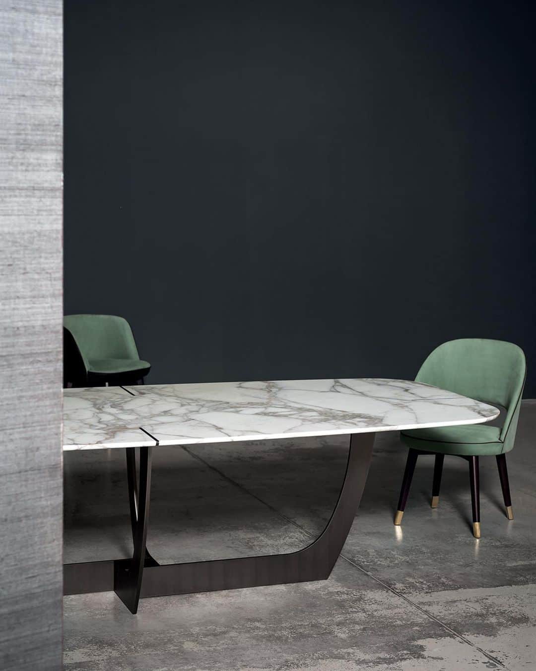 Baxter Japan / バクスター ジャパンさんのインスタグラム写真 - (Baxter Japan / バクスター ジャパンInstagram)「【 Table Collection 】  Table : ROMEO Chair : COLETTE Design : Roberto Lazzeroni ・ ・ ・ #baxter #baxtermadeinitaly #baxterjapan #baxtertokyo #leather #design #italiandesign #madeinitaly #archiproducts #archilover #interiordesign #interior #craftmanship #instagood #instamood #tradition #robertolazzeroni #mood #table  #バクスター #バクスタージャパン #バクスタートーキョー #インテリア #インテリアデザイン #ダイニング #テーブル #輸入家具」3月30日 16時56分 - baxter_japan