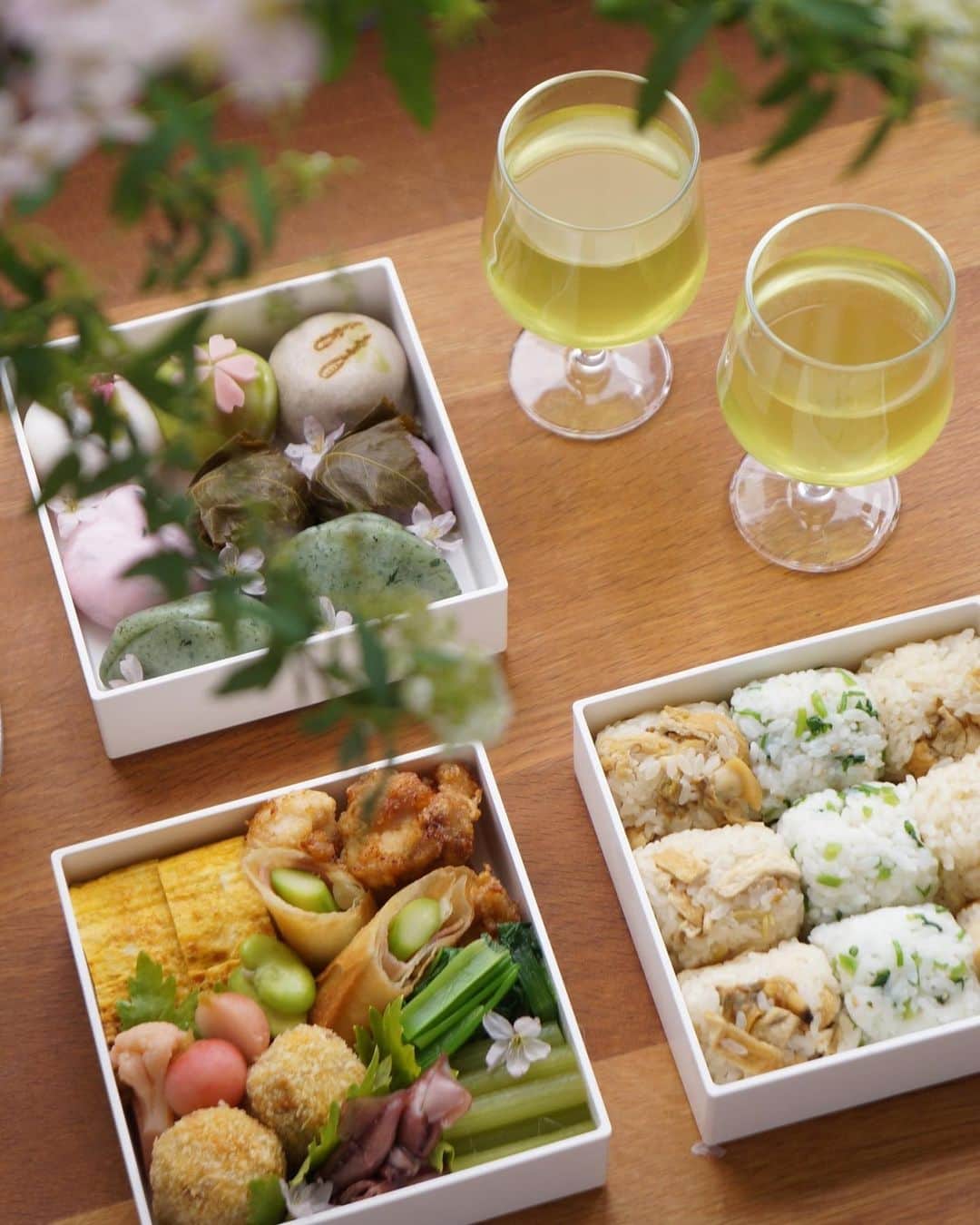 鈴木あすなのインスタグラム：「@tablefor  より、親愛なる生徒様へ。 . なかなか平穏が戻らない日々が続いておりますが皆さまいかがお過ごしでしょうか？ . ３月のお休みから４月の開催に向けて準備しておりましたが、まだ終息できていない状況の中、今は静かに過ごすことが1番なのだと思います。 . 大変心苦しいのですが、講師みんなで相談し、４月のお料理教室も中止することを決断いたしました。 . 今は5月スタートが出来たら幸せだと思っています。 こんな時こそ、今までのレシピをおさらいして得意料理を増やしていってくださいね。 . お花見もおうちの中で。 キッチンから食卓に届けられる幸せはたくさんあります。 . 私たちは食の力を信じています。 . 今お休みしている間に私たちに何か出来ることはないか考えています。 . またシェアさせていただきますね。」