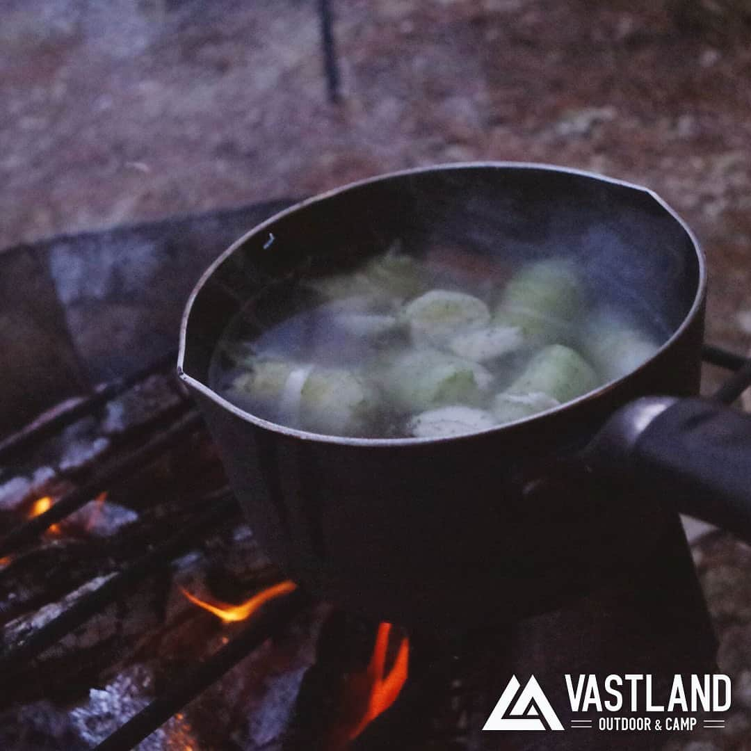 VASTLANDさんのインスタグラム写真 - (VASTLANDInstagram)「【VASTLAND×REPOST】 . .. キャンプ飯ってなに作ろうか迷いますよね〜🍚💭 . 定番のキャンプメニューに飽きてきた頃にちょっとひと手間加えたメニューなんていかがでしょうか？🍛🥘🍆🍅🌽🍄💭 . 見たらわかる美味しいやつ🤤 お腹減ってきました💭 . .. Photo by  @hatakeyamashinobu 様 投稿ありがとうございます！ . .. VASTLAND公式アカウントでのリポスト希望の方は【#VASTLANDリポート】を付けてVASTLAND製品をご投稿ください！ . .. ・掲載ギア・ #火吹き棒 . .. ▲▽掲載ギアはプロフィールのリンク（ @vastland.jp )もしくは、画像をタップしてチェック！▽▲ . .. ※コメントやDMに返信できない場合がございますので、製品やサポートに関するお問い合わせは、弊社問い合わせフォームからよろしくお願いします。 . .. #VASTLAND #ヴァストランド #焚き火 #たきび #焚火 #キャンプファイア #キャンプファイアー #キャンプ #秋キャンプ #夏キャンプ #camp #camping #キャンプギア #キャンプ道具 #キャンプ用品 #ソロキャンプ #デイキャンプ #ファミリーキャンプ #ファミキャン #グルキャン #ソロキャン #オートキャンプ #キャンパー #アウトドア #アウトドア用品 #アウトドアギア #ふいご」3月30日 17時05分 - vastland.jp