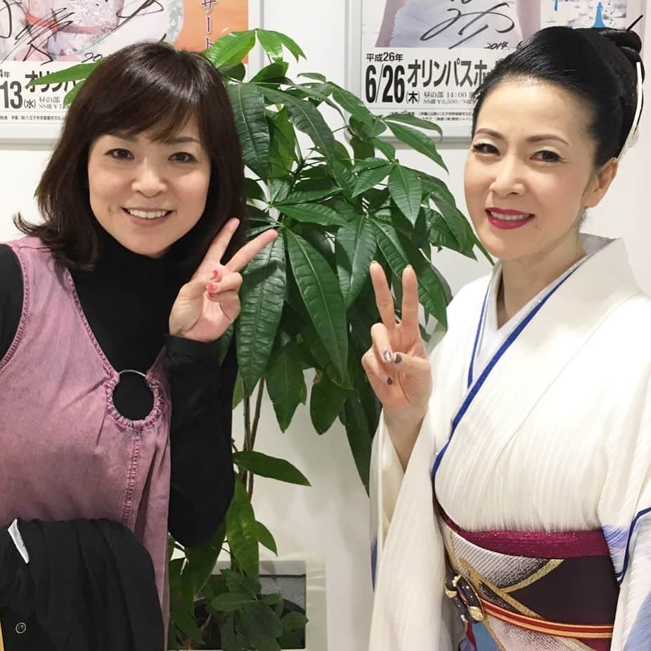 石原詢子さんのインスタグラム写真 - (石原詢子Instagram)「今日は冬美さんのお誕生日！ 冬美さん、おめでとうございます❗  冬美さんとのツーショット写真を探してみたら意外と少なかった！ 大勢で撮ってる写真はいっぱいあるのだけれど・・。 #坂本冬美さん #今日はお誕生日 #おめでとうございます #そして #島倉千代子さんの #生誕日でもあります #石原詢子」3月30日 17時08分 - junko_ishihara.official