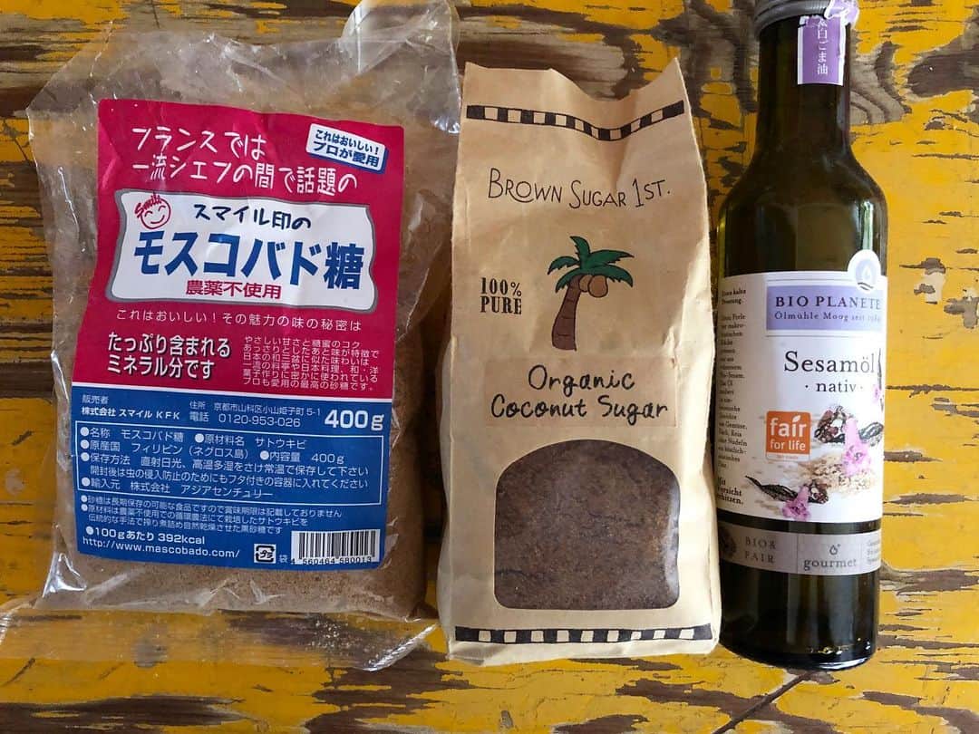 黄川田としえさんのインスタグラム写真 - (黄川田としえInstagram)「\\レシピあり☺︎// 『きな粉入り黒糖クッキー』 『きな粉入り黒糖チョコチップクッキー』 おやつにどうぞ。  材料　約２０枚  薄力粉　170g きな粉　30g 塩　ひとつまみ 油（サラダ油、米油、太白胡麻油など）大さじ4 黒砂糖　大さじ4 お湯　大さじ4  作り方 ① 黒砂糖にお湯を加えて溶かし、冷ましてから油も加えておく。  ②  ボウルに薄力粉、きな粉、塩を入れてスプーン等でぐるぐる混ぜ合わせる。  ③  ①をスプーン等で混ぜるながら（完全に乳化させなくても大丈夫。全体が混ざる程度に）、 ②の中に入れて手でぐるぐるし、粉に水分を含ませながら、全体に粉っぽさがなくなるまでぎゅっとしたりして生地をまとめる。  ④ 7ミリ厚に伸ばして型で抜く。抜かないで包丁で切ってもOK。  ⑤ 170度に余熱したオーブンで22分から25分焼く。ご自宅のオーブンによりです。焦げないように小麦色に。 焼きたてよりしっかり冷まして次の日くらいが美味しい気がします。  小さなお子様には、もう少し薄めに型抜きして、焼き時間を短く。元々かためなのでその方が食べやすいかも😊  １枚目はリーちゃんが湯煎して溶かしたチョコを側面にまとわせていました。  ２枚目のはプレーン&チョコ  ３枚目は工程③の生地に刻んだチョコレートを混ぜ込んで焼いたチョコチップクッキーです。  ４枚目は使っている砂糖と油。左は黒糖、真ん中はココナッツシュガー、右は太白胡麻油。  砂糖はきび砂糖と書かれているものでも良いし、甜菜糖、ココナッツシュガーでも良いと思います。 精製されてないものの方がミネラルも多いし、あと私はGI値の低いアガベシロップやメイプルシロップを使うこともあります。（食後の血糖値の上昇が緩やか）  油はクセのないものならば何でも。  おうち時間が長いけどお腹はすいて。おやつも食べたいけど体も気になるし、、、ということで。  かなり素朴なビスケットって感じで甘さもほんのりだけど、一枚食べればなんとなくお腹も心も満たされる。  バターも卵も使ってないから、チョコ入れちゃおうかな、、という心の甘さですが、 チョコ入りはさらに美味しくて好きです。 甘さが欲しいかたはおすすめ。 ナッツ入れても美味しい。  半分プレーン半分チョコチップもいいかも！  きな粉やお砂糖の割合を増やしても良いけど、そこはお好みで！！ 材料があればすぐにできて、 型抜きしやすい生地なのでお子様とぜひ😋  だけど、 バタークッキーも美味しいんだよね〜。 次回は我が家のバタークッキーをご紹介しますね🍪  #きな粉入り黒糖クッキー  #きな粉入り黒糖チョコチップクッキー　 #tottoおやつ #tottoごはん #おうち時間を楽しもう #子どもと作るおやつ #乳卵不使用 #エネルギーおやつ#natural #organic」3月30日 17時27分 - tottokikawada