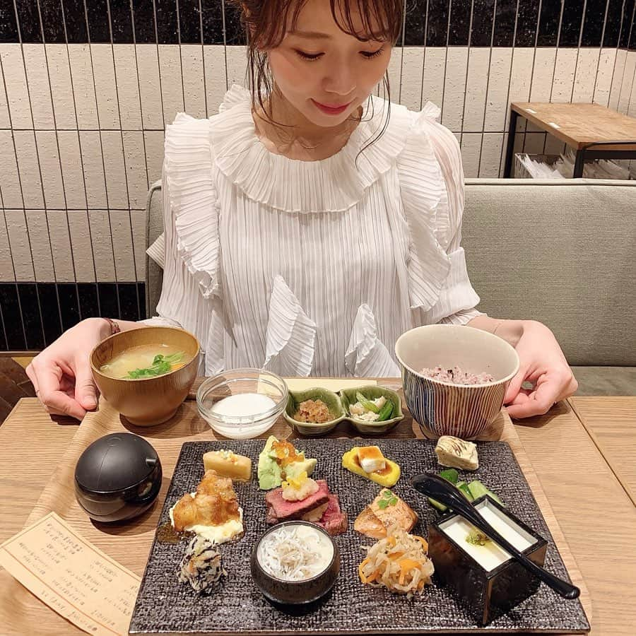 nyaachanさんのインスタグラム写真 - (nyaachanInstagram)「* こないだlunchしてきた @nic_nambacity 《一汁六菜cafe》さんの…🍽💕 店名より多い一汁十二菜　極彩御膳😊w❤️ とにかく、身体に良さそうなのがもぅ心惹かれる🥺w こんなランチを毎日食べれたら幸せやのになぁ~💓 〆に、豆乳パンケーキ🥞もしっかり食べたよ🐖✨ 店内もオーガニック感あふれる感じで好きやった♬また行きたいから、お友達のみなさん、ぜひぜひいきましょw * 『なんば　一汁六菜カフェ』で検索してみてください🥕 *  #大阪カフェ#cafe#カフェスタグラム#大阪カフェ部#cafestagram#カフェ巡り#instagood#love#食べスタグラム#カフェ好きな人と繋がりたい#難波カフェ#大阪難波グルメ#難波グルメ#オーガニックランチ#健康ランチ#パンケーキ#豆乳パンケーキ  @woomy.restaurant」3月30日 17時31分 - naokoko70