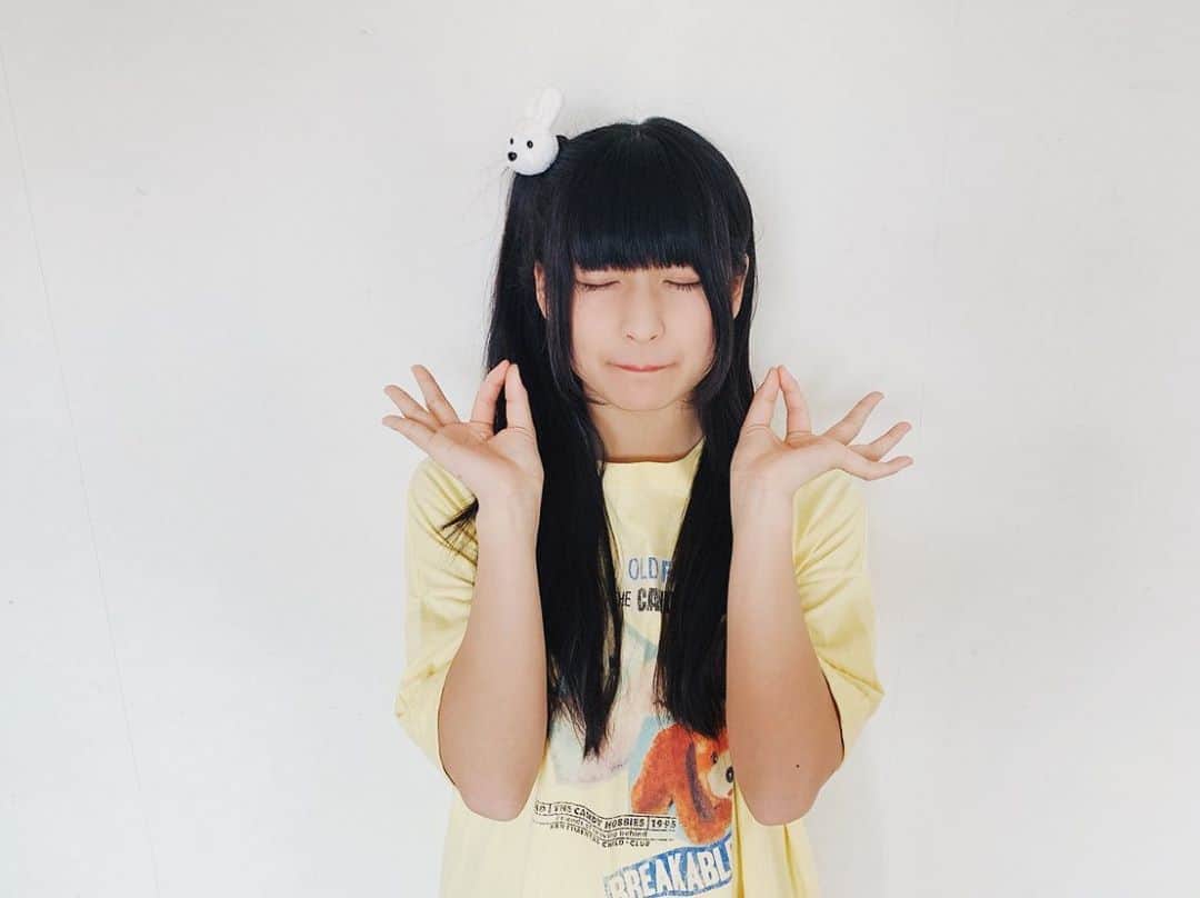 りりりのインスタグラム：「2コマ漫画みたいな(๑´▿`๑) ・ ・ #りりり #うさぎ #引きこもってる #チェキ撮ってた #みんなは何してる ？ #コロナウィルス #早く終息しますように」