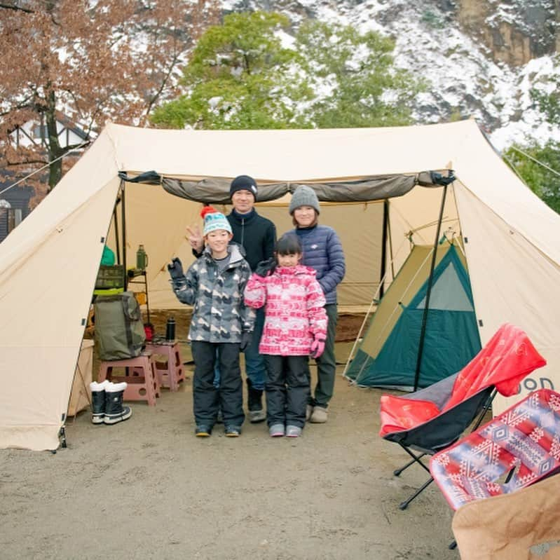 キャンプ情報サイト［ランタン］さんのインスタグラム写真 - (キャンプ情報サイト［ランタン］Instagram)「CAMP SMILE STYLE ／ お気に入りのランクルとDODの 大型シェルターロクロクベース ＼ いろんなキャンパーのキャンプスタイルを現地取材と一般キャンパーからの投稿で数多く掲載してます。 . . 詳しくは @lantern.camp  webサイトをご覧ください . . #camp #camping #outdoor #travel #trip #lantern_smile #nature #キャンプ #キャンプ用品 #アウトドア #テント #自然 #旅行 #キャンプ初心者  #キャンプ好きな人と繋がりたい #青川峡キャンピングパーク #石油ストーブ #フジカハイペット #カセットフーマーベラス #テキーラテーブル #ファミリーキャンプ #ファミキャン #トヨタ #ランドクルーザー」3月30日 17時46分 - lantern.camp