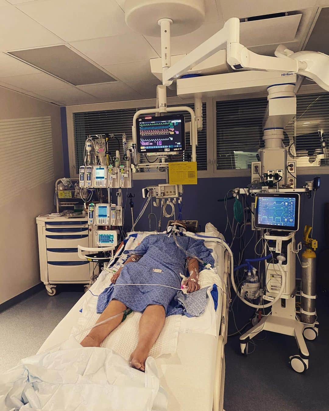 ミッチェル・マネーのインスタグラム：「Brielle was in terrible skateboarding accident and is in the ICU on life support. She suffered a serious brain trauma and a fractured skull. She is in a medically induced coma to relieve pressure in her brain. She is in amazing hands up at Primary Children’s Hospital. Please- I am asking for prayers. I believe in the power of communication with whatever God you believe in. The energy of your conscious focus to send healing to my daughter is real. In whatever form you commune with your Higher Power, please as a desperate mother, I am begging you to do so. She needs support and healing right now. And if you could send one up for me as well, I would appreciate it. This is the worst experience of my life.  ALWAYS MAKE THEM WEAR THE HELMET. ALWAYS. EVEN WHEN THEY PUSH BACK.  Thank you to the neighbors who happened to be on a walk and found her and called 911. You will never understand. I would not have found her in time. My heart is forever grateful. Thank you to all of you who have sent prayers and messages and love. Brielle has been through so much already this year. She has proven how strong she is. I know she will pull through. #PrayForBrie」