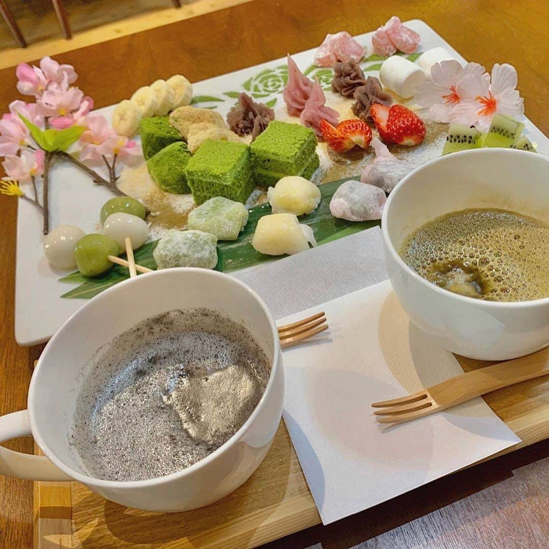 LeTRONC ルトロンのインスタグラム：「【 抹茶庵けんしん /滋賀・草津 】 . 抹茶好きの方にはたまらない、本格的な抹茶スイーツで人気の『抹茶庵けんしん』💖 . 種類豊富な抹茶スイーツの中でも特に注目されているのが「抹茶フォンデュ」！ . 季節のフルーツや白玉などを濃厚な抹茶にディップしていただくんです😭💕 . 残ったソースには、ミルクを注いで抹茶ラテにすることも可能なんだとか😳！ . ぜひ味わいに行ってみてくださいね😋 . 📍滋賀県草津市草津2の11の24 . 📷写真・情報提供：@xo.eriguchi さん 素敵な投稿をありがとうございます✨ . \ 一緒にルトロンinstagramを盛り上げませんか？🙋‍♀️ / #ルトロン で素敵なおでかけ体験をシェアしてくれる方を大募集しています♪投稿内容は、instagramで紹介させていただきます☺️ . #letronc #カフェ #カフェスタグラム #カフェ部 #大人カフェ #おしゃれカフェ #おしゃカフェ #カフェめぐり #カフェ巡り #カフェ好き #カフェスタグラム #スイーツ #スイーツ部 #スイーツ巡り #和菓子 #インスタ映えスイーツ #cafe #instacafe #cafestagram #カフェ好きな人と繋がりたい #スイーツ好きな人と繋がりたい #抹茶庵けんしん  #滋賀 #滋賀カフェ #草津カフェ #抹茶 #抹茶スイーツ #抹茶好き #和菓子好きな人とつながりたい」