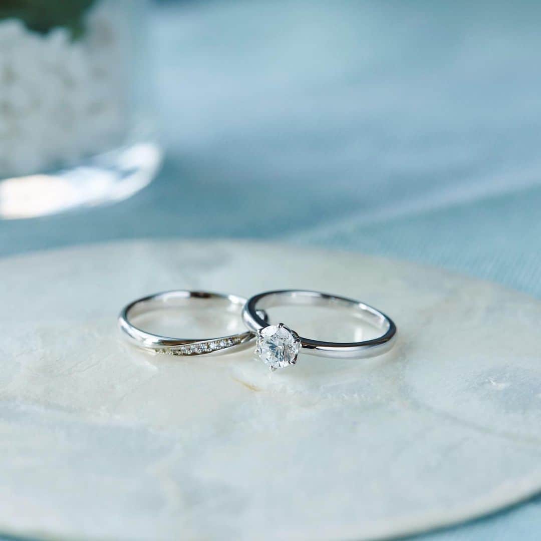 BRILLIANCE+（ブリリアンス+）さんのインスタグラム写真 - (BRILLIANCE+（ブリリアンス+）Instagram)「王道のソリティアの婚約指輪とリング中央に施されたカービングが印象的な結婚指輪ルリエ。 シンプルだからこそダイヤモンドの輝きが際立ちます。  #暮らしとジュエリー #重ねづけ #ブリリアンスプラス」3月30日 18時01分 - brilliance_plus