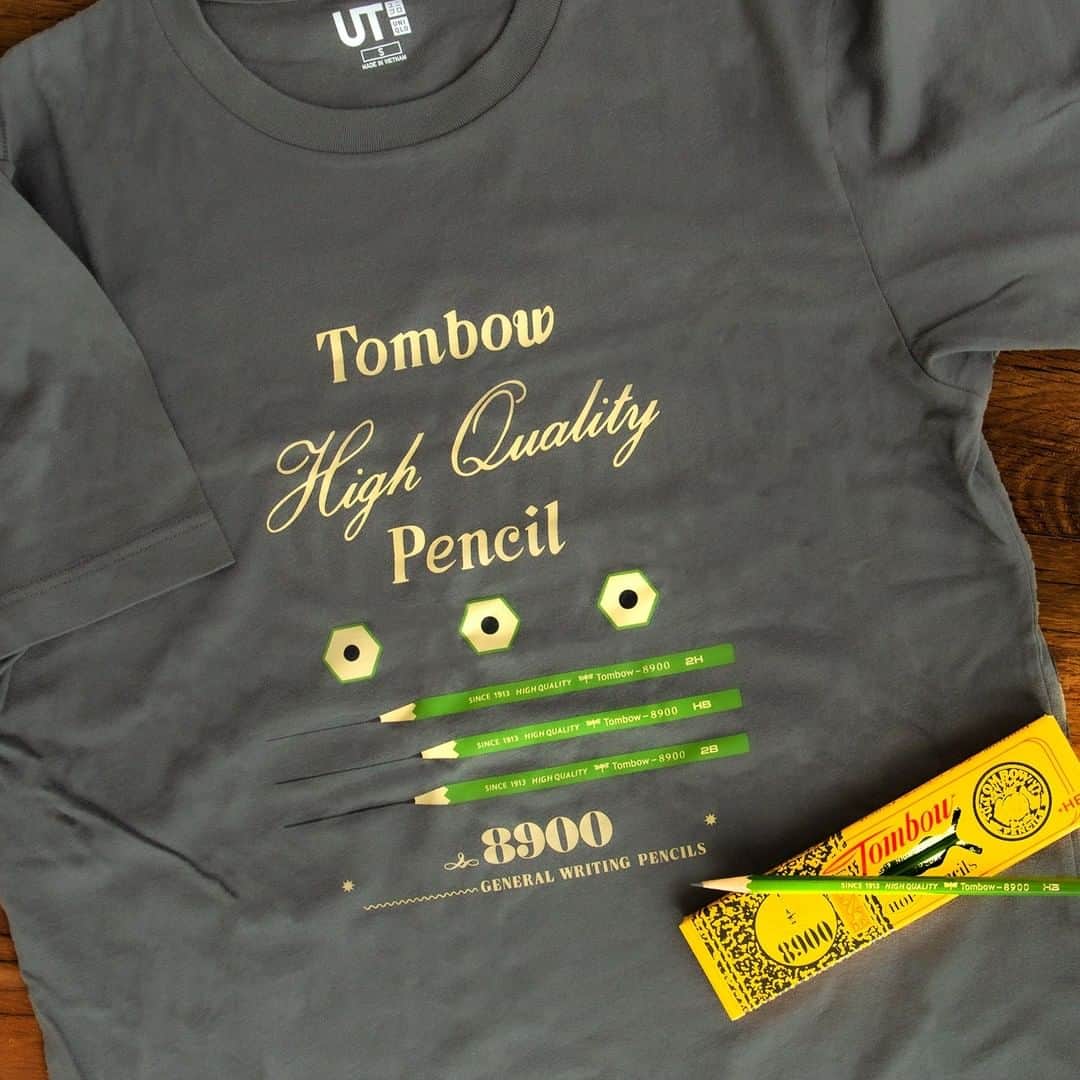 トンボ鉛筆さんのインスタグラム写真 - (トンボ鉛筆Instagram)「トンボ鉛筆はユニクロさんの『UT Brands Masterpiece』シリーズに今年も参加させていただきました✨ 今年は、定番の鉛筆「8900」がモチーフ。ロゴや文字からもクラシックな雰囲気が出ています✏️ ユニクロさんのオンラインショップでもご購入いただけます✨ . . . #pencillovers #pencil #tombow8900pencil #tombow8900 #tombowpencil #トンボ鉛筆 #文房具 #ぶんぼうぐ #文房具好き #stationeryaddict #stationerylove #文房具マニア #UT #uniqlo」3月30日 18時05分 - tombowpencil