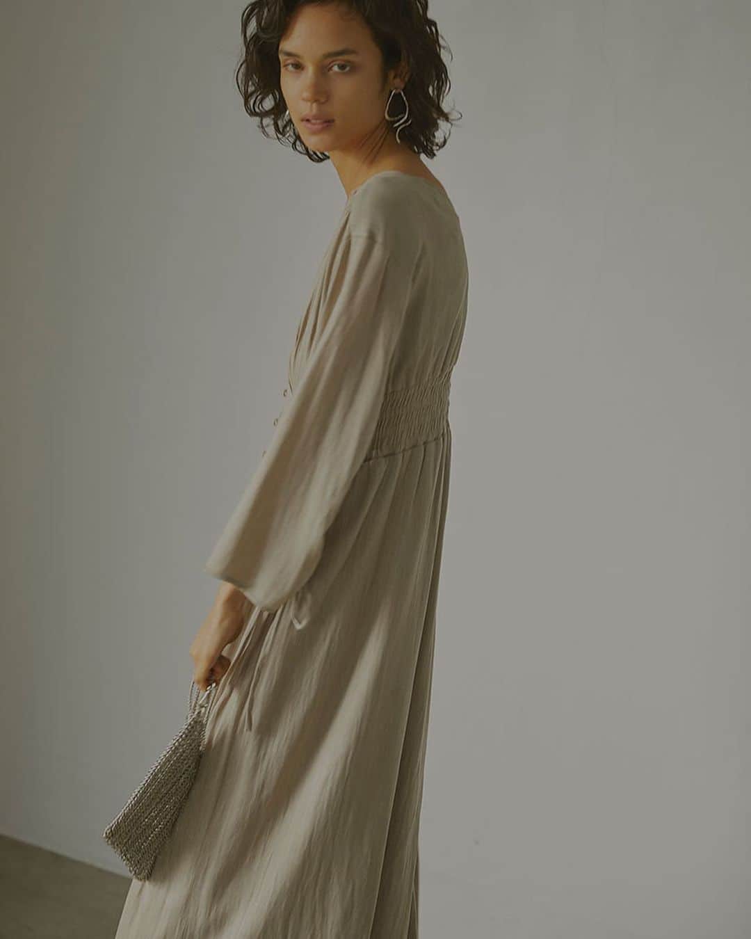 Ameri vintageさんのインスタグラム写真 - (Ameri vintageInstagram)「03.31(tue)12:00. 《NEW COLOR(only webstore)》. TUCK SHAPE DRESS will be released. . #ameri #amerivintage #shopping #fashion #japan #dress」3月30日 18時13分 - amerivintage