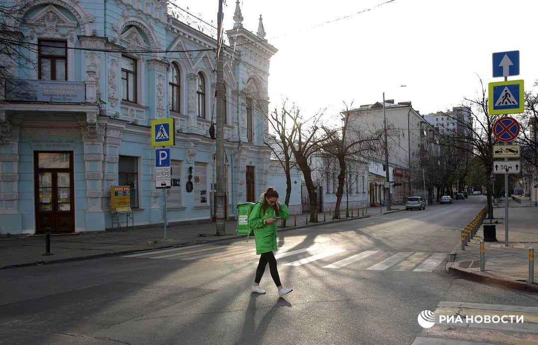 RIAノーボスチさんのインスタグラム写真 - (RIAノーボスチInstagram)「В Москве ввели режим всеобщей самоизоляции. Выходить из дома можно будет до ближайшей аптеки или магазина, либо для экстренной медицинской помощи, позже будут введены спецпропуска и наказание для нарушителей карантина. Мишустин призвал распространить режим самоизоляции на все регионы. Как сейчас выглядят российские города - в нашей подборке.」3月30日 18時28分 - ria_novosti