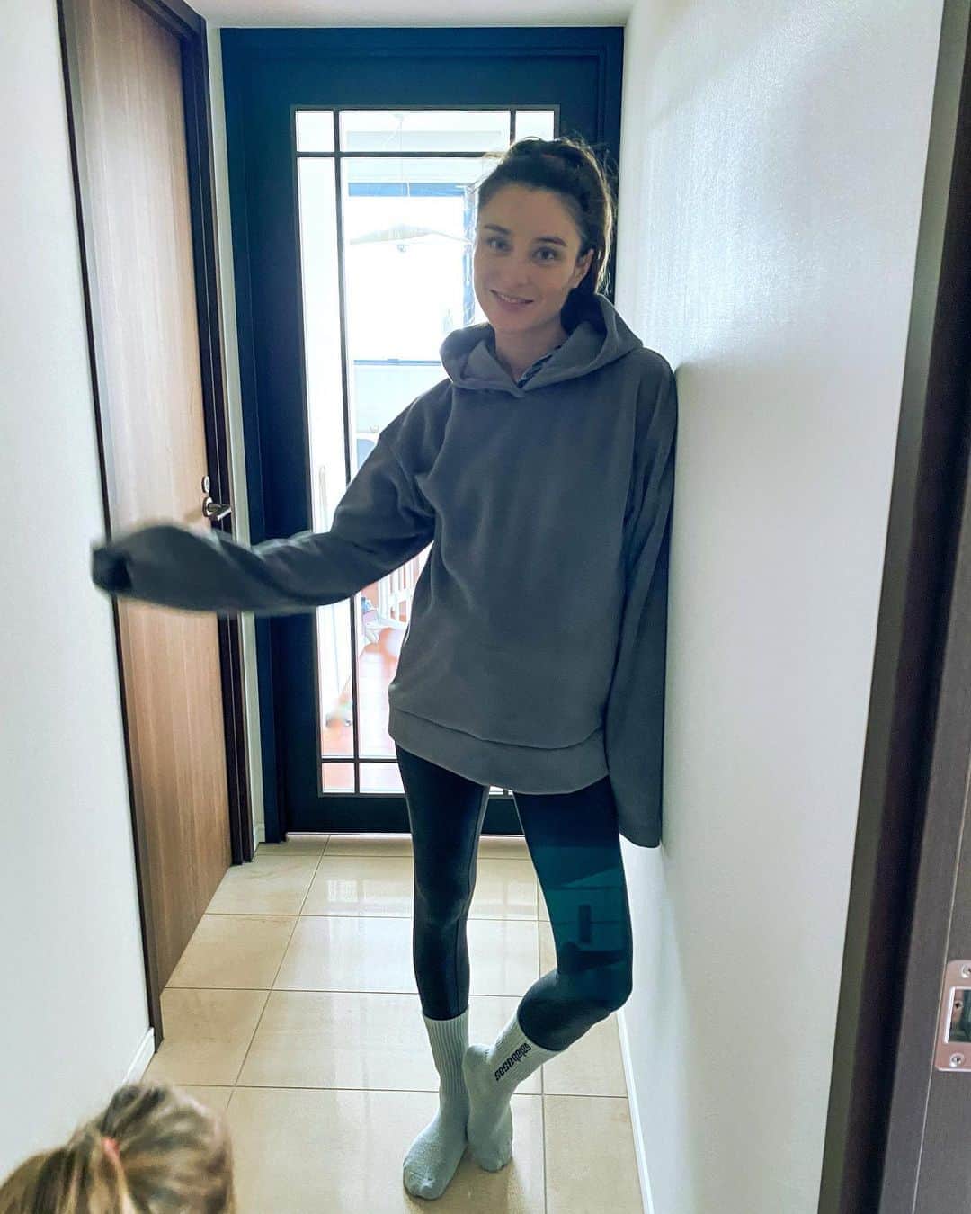 エミ・マイヤーのインスタグラム：「Snug hoodie by Chicago designer @ron_louis for these cozy indoor days in Tokyo とっても肌触りがいいスエットシャツ。シカゴの若いデザイナーより^_^」