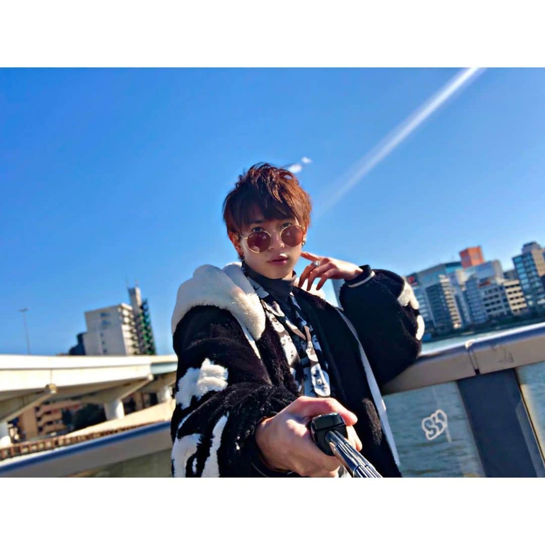 岡田鷹斗のインスタグラム：「最近自撮り棒買ったので、 自撮りばっかりしてます。 ⚠️撮る時には周りに注意して撮りましょう。  #NEVAGIVEUP #ネバギブ #自撮り棒　#グループ #イケメン　顔面文化遺産」