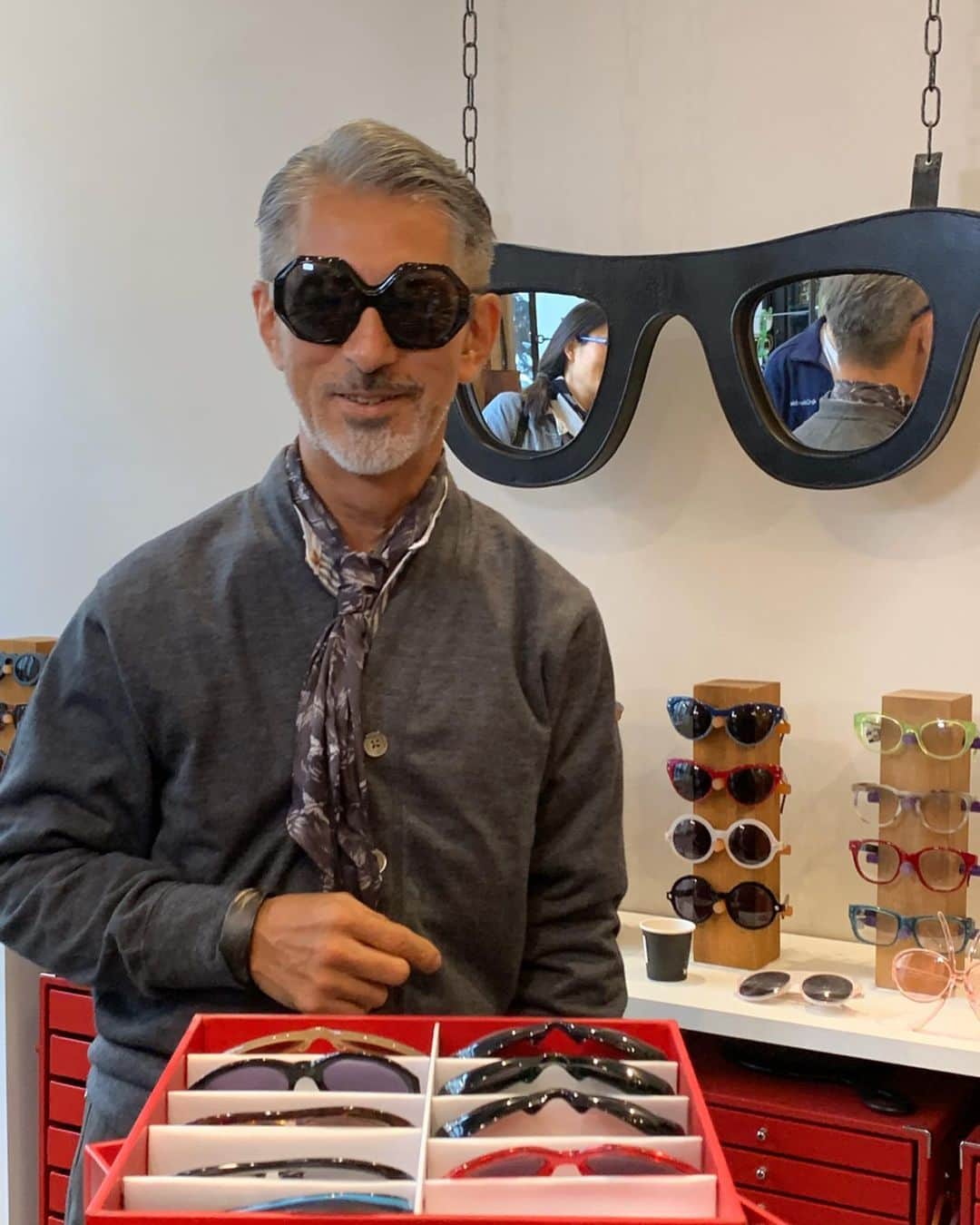 GLOBE SPECS_officialさんのインスタグラム写真 - (GLOBE SPECS_officialInstagram)「いよいよ今晩深夜1:10から再放送です。 【再放送決定！】 NHKの人気番組「世界はほしいモノにあふれてる」にて1月23日に放送された代表岡田が出演した回「フランス、人生を変えるメガネを探す旅」の再放送が決定いたしました。 放送日：3月31日（火）1:10〜2:00 （日付が変わった深夜1:10からスタートです。） 昨年9月末から10月初めにかけて岡田のフランス出張の様子を密着取材をしていただきました。フランス、ジュラ地方の山奥でまるで時が止まったかのような古びた蔵でのビンテージフレーム発掘からヨーロッパ最大級のメガネ展示会、シルモでの新作買い付け、さらに4月16日に京都新風館にオープンする新店舗に向けた商品デザインの打ち合わせやアンティーク家具探索など見応えたっぷりの内容になっております。岡田の審美眼にかなったアイウエアが続々と登場予定です。前回見逃してしまった方は是非この機会にどうぞご覧ください。 #再放送 #nhk #せかほし #世界はほしいモノにあふれてる  @globespecs_official  @tetsuya_globespecs  @anneetvalentin  @ahlem  @lescalunetier  @jeremytarian  @selimaoptiquesoho」3月30日 18時33分 - globespecs_official
