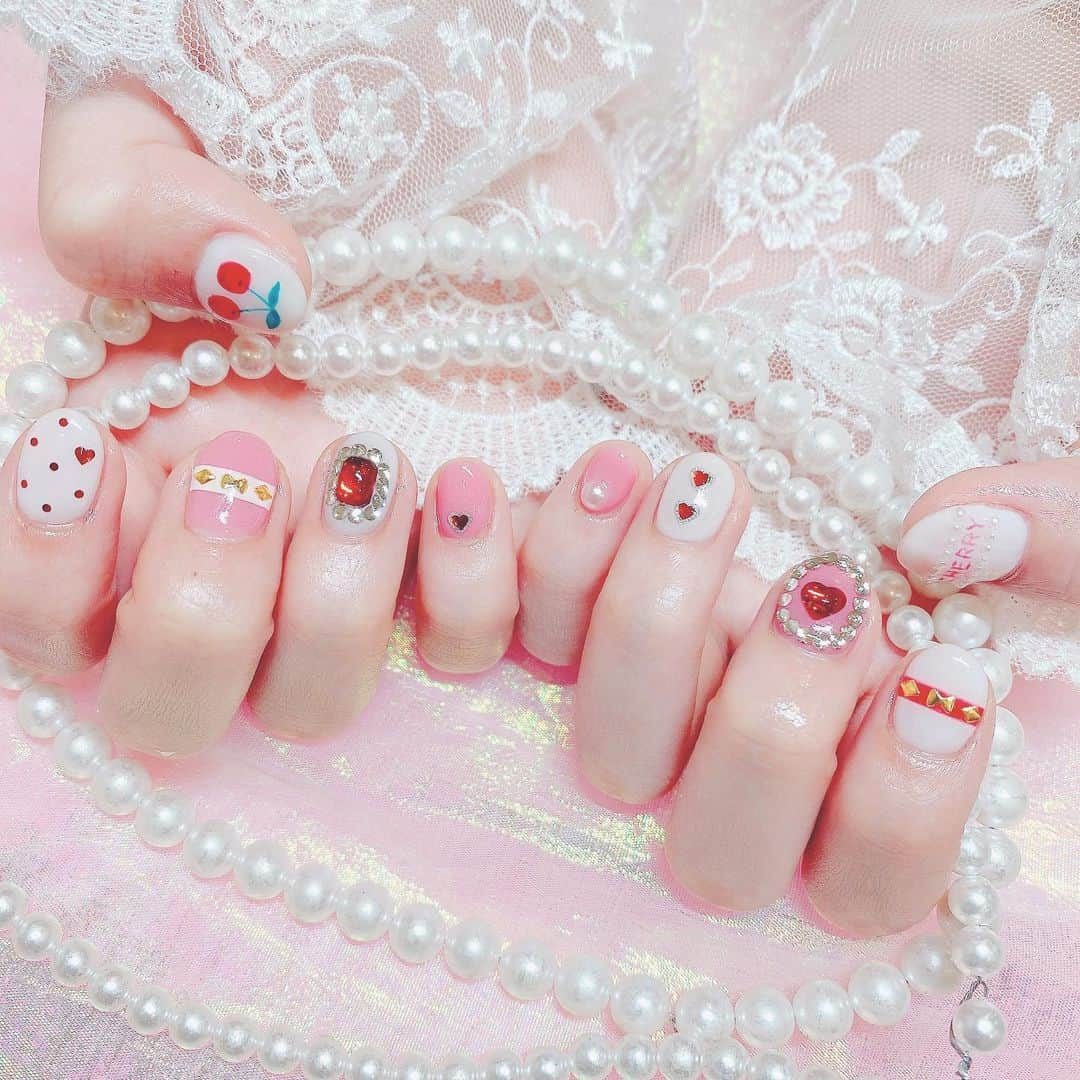 千葉恵里さんのインスタグラム写真 - (千葉恵里Instagram)「先日Pomynailさんで なぎささんにネイルしていただきました🍒⭐️ @ngpn12 ・ ・ ネイルが可愛すぎてめっちゃお気に入り⭐️ ネイルしてもらってる時もたくさんお話して 楽しかった〜💗 ・ ・ ・ #pomynail #ポミーネイル #ネイル #ジェルネイル #持ち込みデザイン #持ち込みネイル #Cherry #さくらんぼ #さくらんぼネイル #ピンクネイル  #ストーンネイル #可愛い #春 #春ネイル #春デザイン #ピンク #ハートネイル #ハート  #新宿 #Pomynail新宿 #ハッシュタグ #たくさん #つけすぎた」3月30日 18時45分 - eriierii_1027