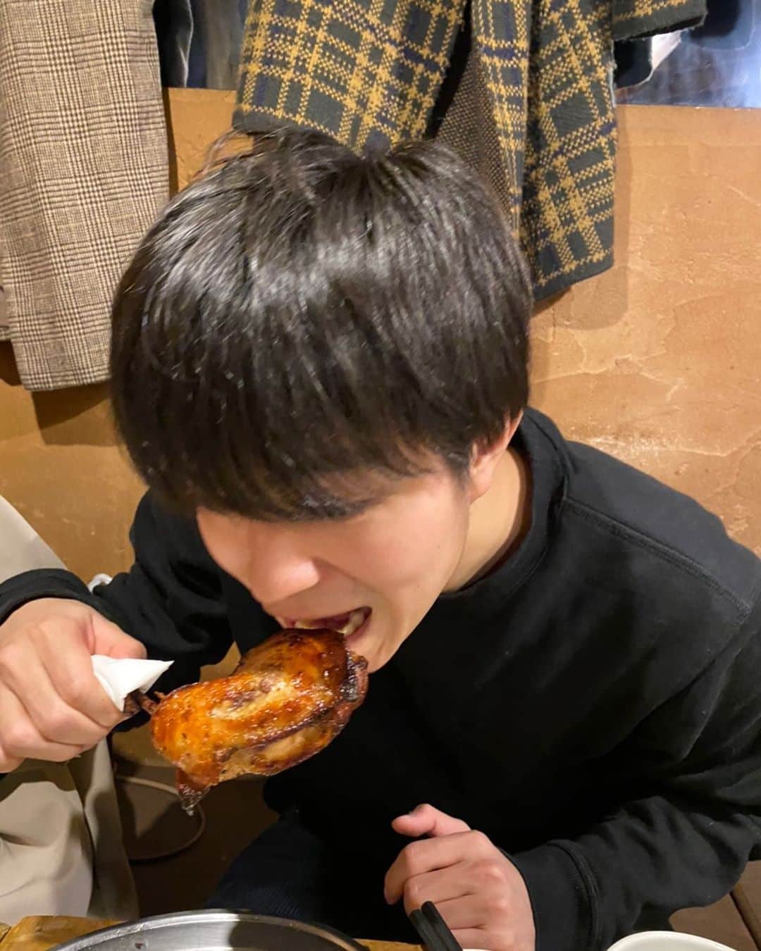 桜木那智のインスタグラム：「ちょっと前なのですが、家族でチキンを食べました。 髪ボサボサすみません。 美味しいものに目がない私ですが、 はやくいっぱい外で美味しいもの食べたいですね。」