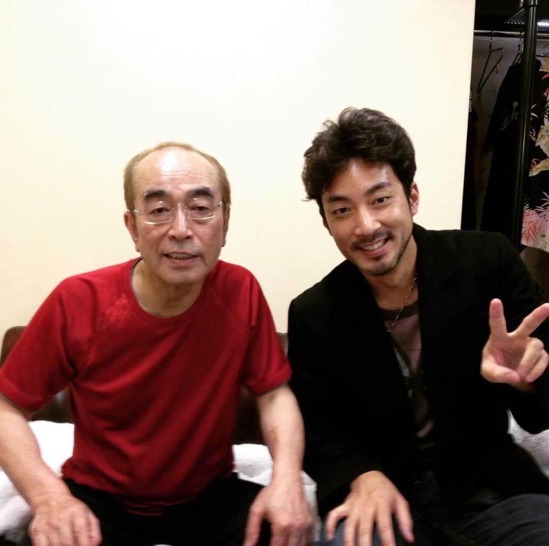 加山徹さんのインスタグラム写真 - (加山徹Instagram)「志村さん、 やっぱりまだ信じられないです。 僕らの世代はみなそうだと思うけど ドリフターズが大好きで、 毎週土曜日がどれだけ楽しみだったか…。 大人になってから、初めて直接お目にかかった時の震えるような感動は今でも忘れません！ 僕みたいな若造を何度か飲みに連れてってくださり、あのコントの原点を教えてくださったり… その一つ一つの思い出は僕の宝物です！ いつかまた会えると信じていましたが、そのいつかがなくなってしまいました。こんな悲しいことはありません。 もう8年前の写真。一生の宝物です！ 今夜はきっと全員集合のDVDを観て泣きます…いや、笑います！ どうか天国でもみんなを笑わせてあげてください！  #志村けん #加山徹 #ドリフターズ #大好きでした #心よりご冥福をお祈りいたします」3月30日 18時40分 - kayamatetsu_official