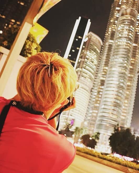 ジュノン編集部さんのインスタグラム写真 - (ジュノン編集部Instagram)「被写体がこっち向かないパターン  #JUNON5月号発売中 #超特急 #5号車ユーキさん #超特急と行く食べ鉄の旅 #マレーシア #写真を撮ってるユーキさんは #自分の撮る写真に夢中で #これですよ #後頭部ですよ #ドジっ子はレベルがちげぇ #おうち時間に潤いをお届けショット」3月30日 18時40分 - junon_jp