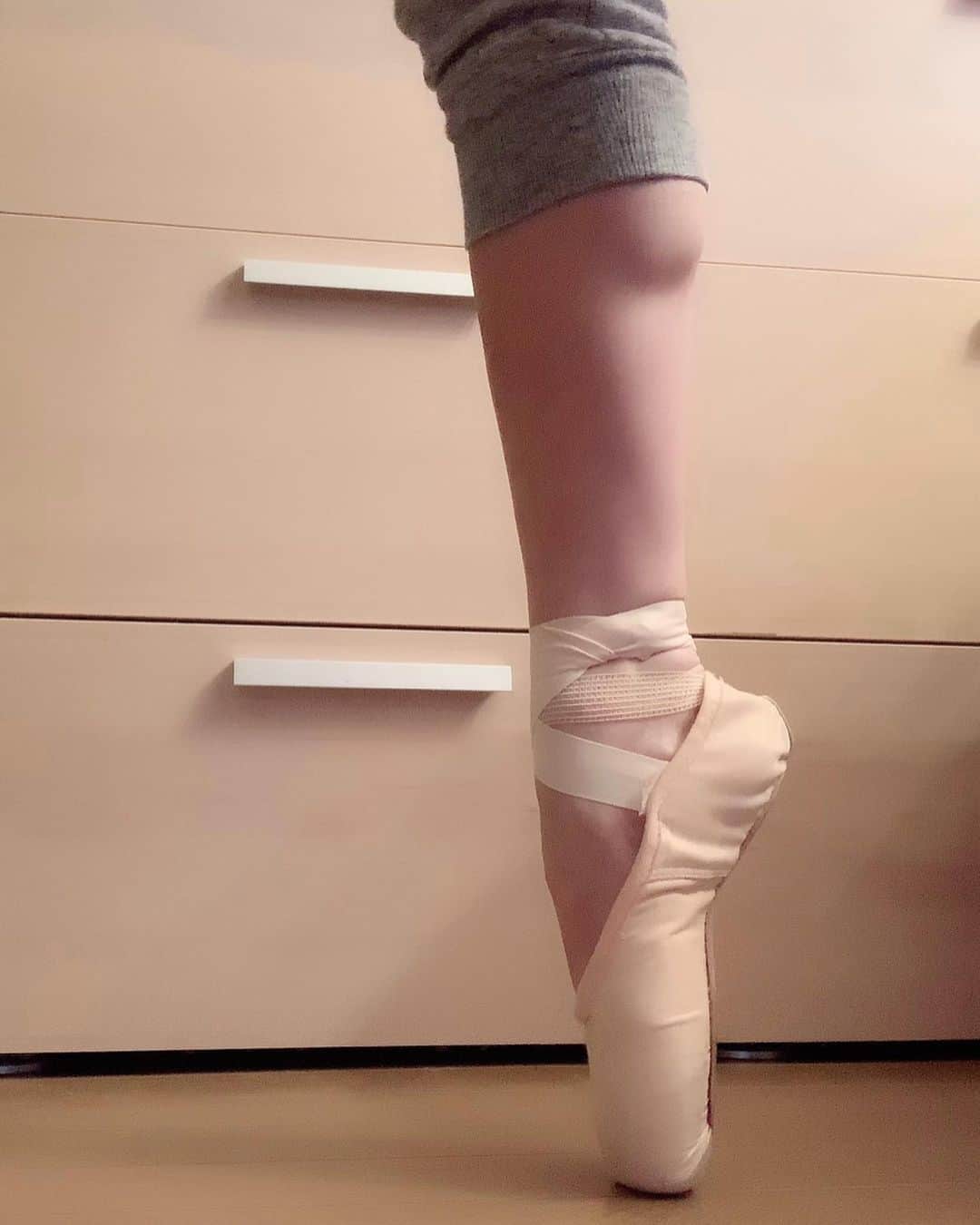 沢瀉美緒さんのインスタグラム写真 - (沢瀉美緒Instagram)「※ Self exercise for ballet 🩰 . . I'm training because  my right foot is weak😂 . うまく撮れない😂 けど、苦手な足の脚力をつけようと セルフトレーニングしてます。 . @vaganova_academy のレッスンを YouTubeでみたり @isaguerin の バーレッスンを見ながら 身体を動かしたりしてます✨ . . #おうち時間 #バーレッスン #lesson #virtuallessons #大人バレエ #balletlesson #バレエレッスン #運動不足解消 #テレワーク #stayhome」3月30日 18時55分 - mio_omodaka
