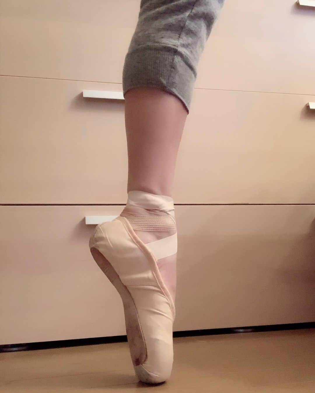 沢瀉美緒さんのインスタグラム写真 - (沢瀉美緒Instagram)「※ Self exercise for ballet 🩰 . . I'm training because  my right foot is weak😂 . うまく撮れない😂 けど、苦手な足の脚力をつけようと セルフトレーニングしてます。 . @vaganova_academy のレッスンを YouTubeでみたり @isaguerin の バーレッスンを見ながら 身体を動かしたりしてます✨ . . #おうち時間 #バーレッスン #lesson #virtuallessons #大人バレエ #balletlesson #バレエレッスン #運動不足解消 #テレワーク #stayhome」3月30日 18時55分 - mio_omodaka
