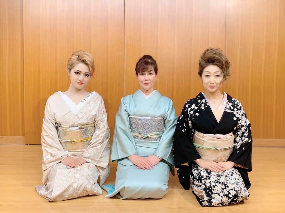 五月千和加さんのインスタグラム写真 - (五月千和加Instagram)「. 先日、五月流では３名のお名取さんが😌💓(内1人は撮影時に不在..) 年に２回、お名取式、師範試験日を設けております😌🙏🙏 コロナで皆様の気持ちがマイナスになる今時期、前向きに自分の好きなことを頑張る姿もまた素晴らしいと思いました。 おめでとうございました😊❤️ . #kimono #名取　#日本舞踊家　#日本舞踊　#着物　#習い事　#dance #dancer #japanese #japanesedance #資格」3月30日 18時54分 - satsuki_senwaka
