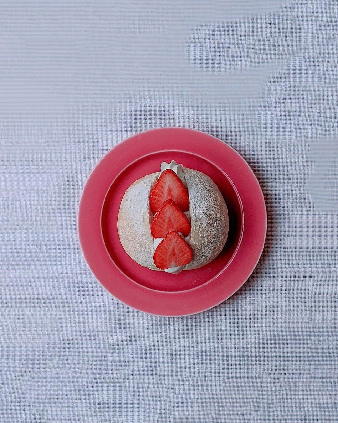 川村桃子さんのインスタグラム写真 - (川村桃子Instagram)「⠀ 昨日は久しぶりに米粉入り #ももこの白パン 作って、たまには甘い系サンドを。⠀ イチゴはやよいひめ、クリームは生クリーム+クリームチーズでサッパリと。⠀ ⠀ 昨日ストーリーにアップしたら、この #ももこの白パン のコロンとしたフォルムに癒される！って言ってくれる人続出笑 ⠀ #ももこの白パン #桃子の手作り #イチゴサンド #strawberry #bread #homemade #food #instafood #コロン #foodie #癒し系パン #stayhome」3月30日 18時54分 - momo_k1014