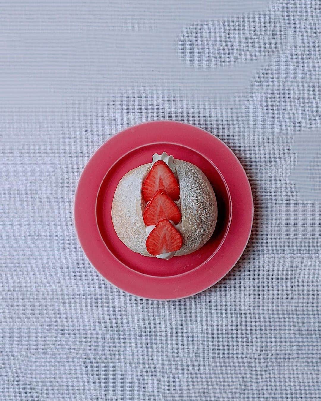 のインスタグラム：「⠀ 昨日は久しぶりに米粉入り #ももこの白パン 作って、たまには甘い系サンドを。⠀ イチゴはやよいひめ、クリームは生クリーム+クリームチーズでサッパリと。⠀ ⠀ 昨日ストーリーにアップしたら、この #ももこの白パン のコロンとしたフォルムに癒される！って言ってくれる人続出笑 ⠀ #ももこの白パン #桃子の手作り #イチゴサンド #strawberry #bread #homemade #food #instafood #コロン #foodie #癒し系パン #stayhome」