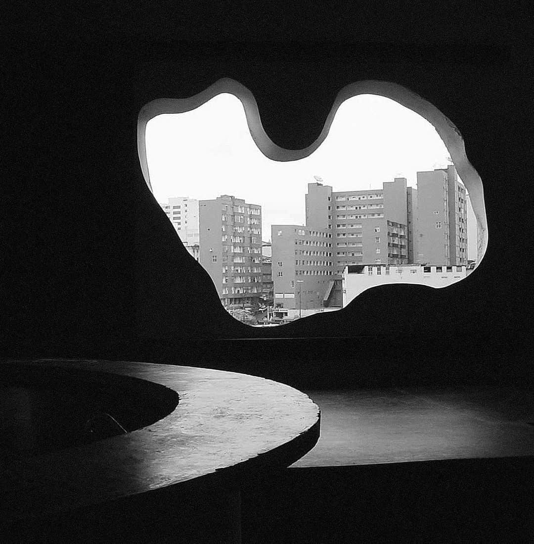 AÃRK Collectiveさんのインスタグラム写真 - (AÃRK CollectiveInstagram)「Inside looking out. View through 'The Mouth of Hell’ a negative space created by a window aperture designed by Italian-Brazilian architect Lina Bo Bardi for the Teatro Gregório de Matos(1989) in Brazil. #AÃRKlikes #linabobardi #architecture #design」3月30日 18時51分 - aark_collective