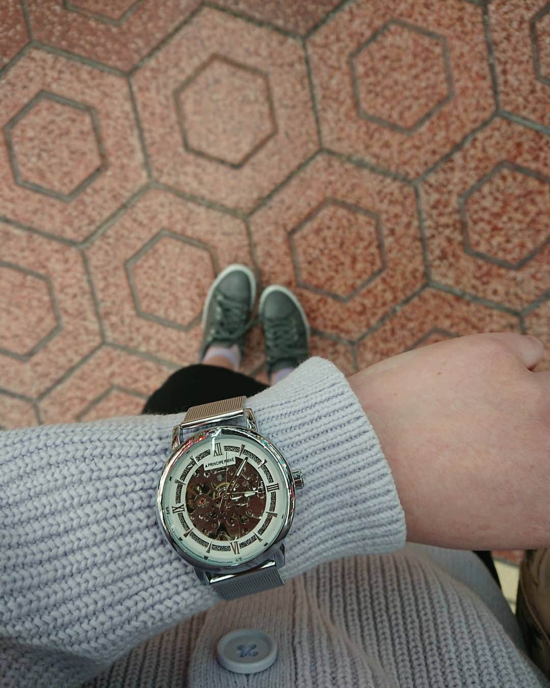 白葉まりさんのインスタグラム写真 - (白葉まりInstagram)「お疲れさま～🌟 . . 最近、その日の気分やコーデに合わせていろんな腕時計つけるのが楽しみになってる☺️♪ . 普段は可愛い系キレイめなのが多いけど、写メのはシンプルカッコいい系！１つ持っておくと良いよね✨手持ちのグレーのスニーカーに合う😙 . . . 時計は @principeprive @principewatches デザインがめっちゃカッコいい♂️✨ . . . . . . #白葉まり #腕時計 #時計 #手元倶楽部 #腕時計くら部 #プリンチペプリヴェ #メンズウォッチ #メンズファッション #ユニセックス #watch #watches #princivewatches #code #fashion #ootd #goodevening #晩上好」3月30日 18時52分 - shirahamari
