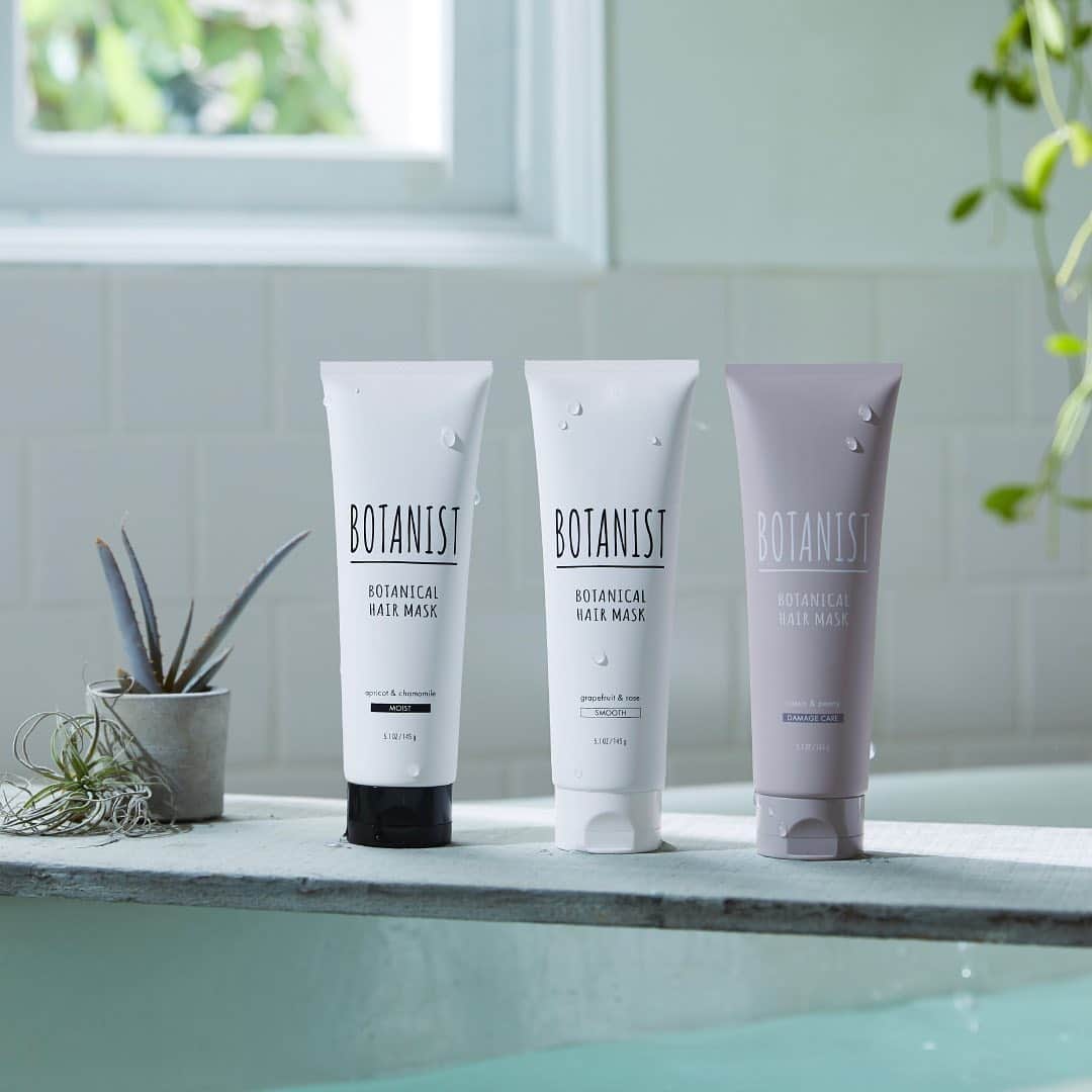 のインスタグラム：「【NEW🌿】 本日よりBOTANIST Tokyoにて、 #ボタニカルヘアマスク がリニューアルして新発売！ 熱・乾燥・カラー剤など髪が受けるダメージの要因に合わせて、アプローチができる3ラインナップです✨ 更にお客様のリクエストにお答えして、従来品より20%増量🆙 ⠀⠀ ＜モイスト｜アプリコット＆カモミールの香り＞ ヘアアイロンなどの熱ダメージによって固くなった髪を、​やわらかくまとまりのある髪へ導きます。​ ⠀⠀ ＜スムース｜グレープフルーツ＆ローズの香り＞ 屋内の冷暖房などの乾燥ダメージによってパサつく髪を、​指通りの良い髪へ導きます。​ ⠀⠀ ＜ダメージケア｜カシス＆ピオニーの香り＞ カラー剤などによるダメージによって枝毛や切れ毛になりやすい髪を、​なめらかな髪へと導きます。​ ⠀⠀ 「切るしかない！」と思いがちなダメージ毛先も、贅沢リペアでサロン後のような仕上がりへ。 是非、お試しください♪ ⠀⠀ ＜発売 / 取扱い店舗＞ 3/30（月）：BOTANIST Tokyo / BOTANIST ルクア大阪店 / 公式Webサイト / オンラインストア 4/3（金）：全国バラエティショップ / 全国ドラッグストア（一部店舗除く） ⠀⠀ #BOTANIST #botanisttokyo #botanicalbeauty #ボタニスト #ボタニストトウキョウ ⠀⠀ 🛀@botanist_official 🌍@botanist_global 🇨🇳@botanist_chinese」