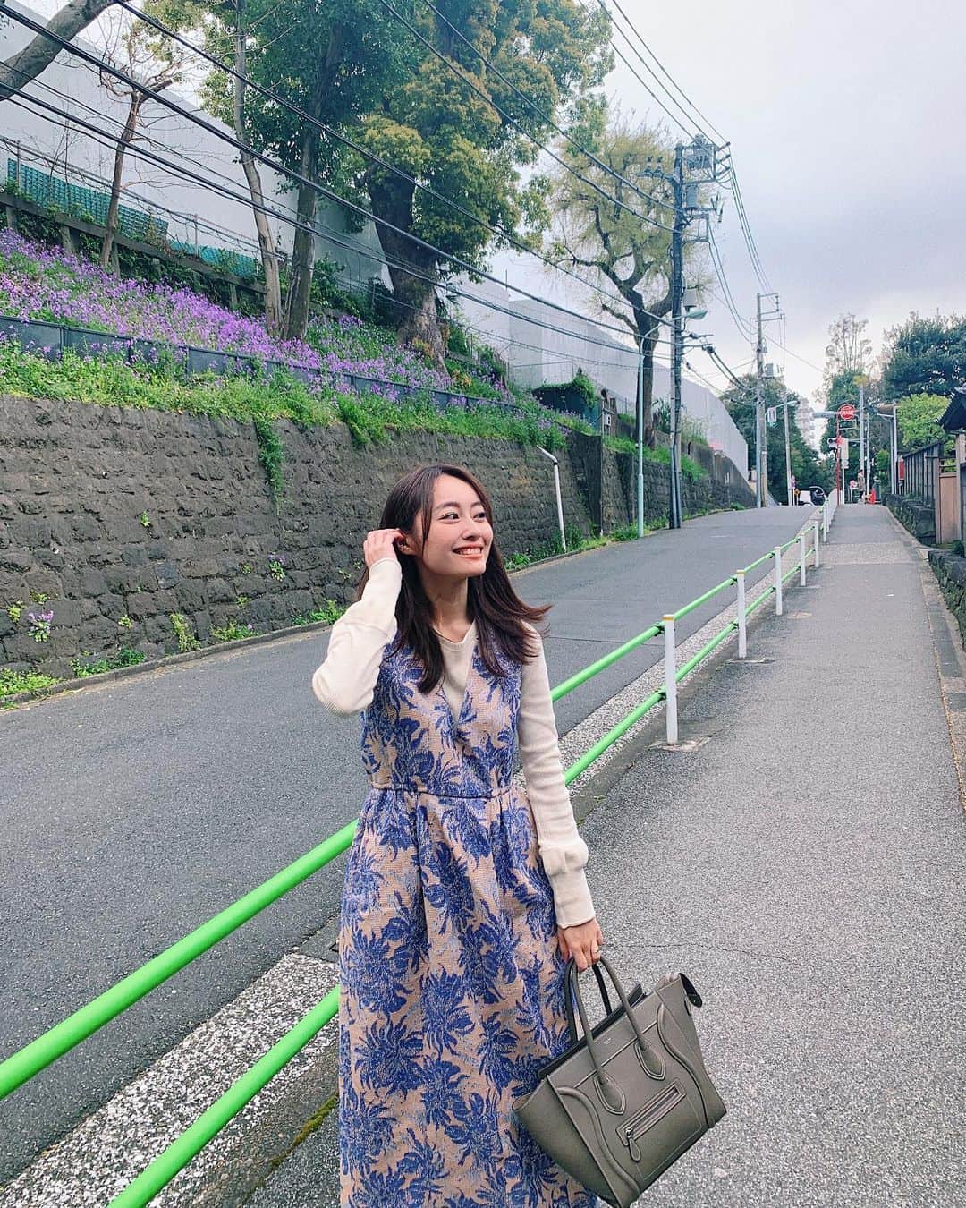 小祝麻里亜のインスタグラム：「何も考えずに遊びに行ける日に想いを馳せながら、断捨離したあと、洋服のコーディネートを考えたりしました😊👗 しかし断捨離が足りない気がする。笑　こんまりさんの本をまた読んで、気合入れてやろうかな🌸  今月も有難うございました✨明日は年度末✨  tops. @todayful_  one-piece. @elendeek  bag.  @celine ＿＿＿＿＿＿＿＿ #outfit #coordinate #look #instafashion #셀스타그램 #얼스타그램 #코디 #스타일링 #데일리 #데일리룩 #오오티디  #コーデ #ワンピースコーデ」