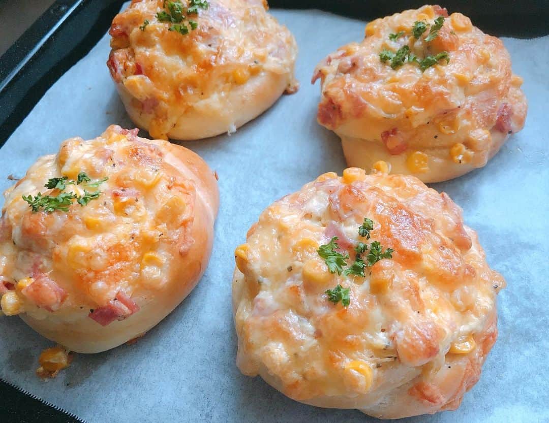 小椋寛子さんのインスタグラム写真 - (小椋寛子Instagram)「パン作りました🍞 明日の朝ごはんにしようと思っていたのですが、焼きたてが食べたくてすぐ食べちゃいました😂 やっぱり焼きたては美味しい〜😋✨ #パン #コーンチーズパン #手作りパン #おうちパン」3月30日 19時13分 - ogura_hiroko