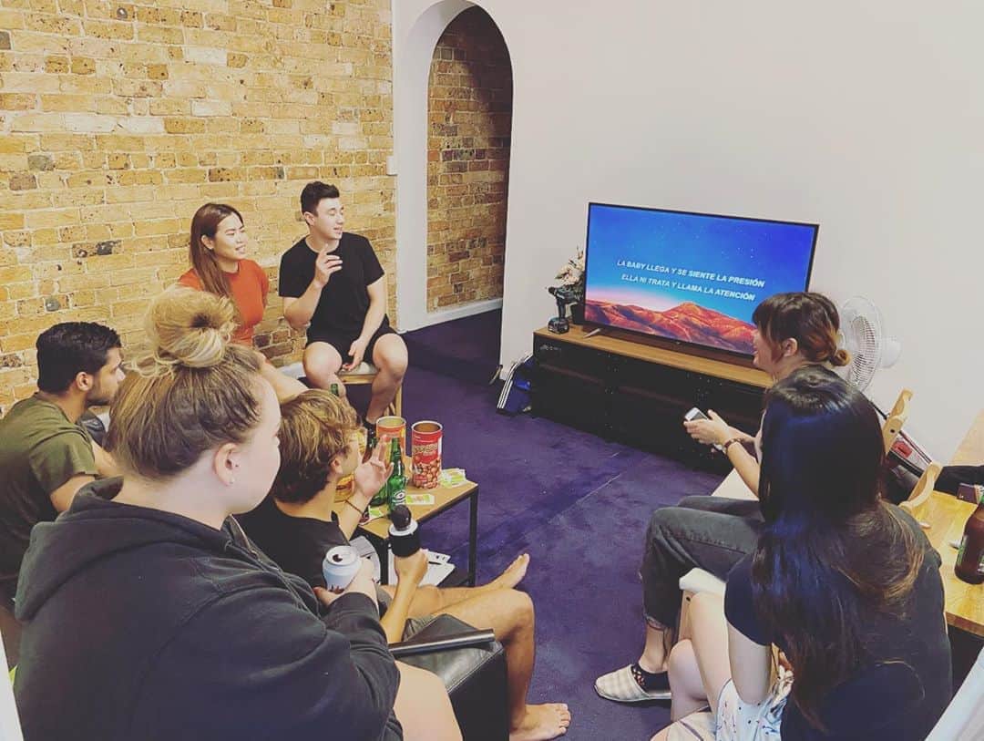 荒尾茉紀のインスタグラム：「Thank you my family in SurryHills🏡オーナーが家を手放すことになり皆んなそれぞれの場所へ…コロナが憎い。 #sydney #留学 #flatmates #imissyousomuch #seeyouagain」