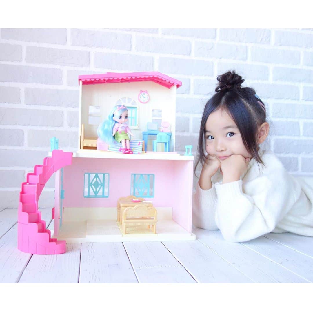 Saraさんのインスタグラム写真 - (SaraInstagram)「. 最近のサラはお人形遊びがブームで 毎日遊んでいるリンキーココ🎀 . 7種類ある中からサラが選んだのは 水色の髪のココちゃん💙 . おうちごっこをしたり、 ヘアアレンジをしたり、 夢中になって遊んでいます🤣 . リンキーココはサイズ感が 子どもの手にぴったりで 家具はそれぞれフロア付きなので 倒れたりしないところが◎💓 . これから少しずつお洋服や家具が 増えていきそうな予感🤤♡ . #リンキーココ #pr」3月30日 19時28分 - sarasara718