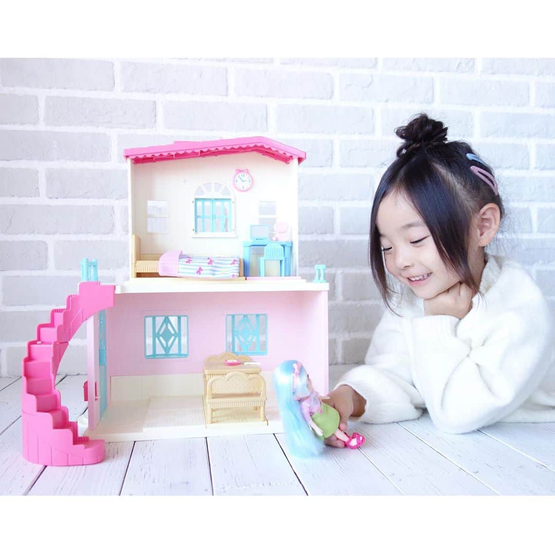 Saraさんのインスタグラム写真 - (SaraInstagram)「. 最近のサラはお人形遊びがブームで 毎日遊んでいるリンキーココ🎀 . 7種類ある中からサラが選んだのは 水色の髪のココちゃん💙 . おうちごっこをしたり、 ヘアアレンジをしたり、 夢中になって遊んでいます🤣 . リンキーココはサイズ感が 子どもの手にぴったりで 家具はそれぞれフロア付きなので 倒れたりしないところが◎💓 . これから少しずつお洋服や家具が 増えていきそうな予感🤤♡ . #リンキーココ #pr」3月30日 19時28分 - sarasara718