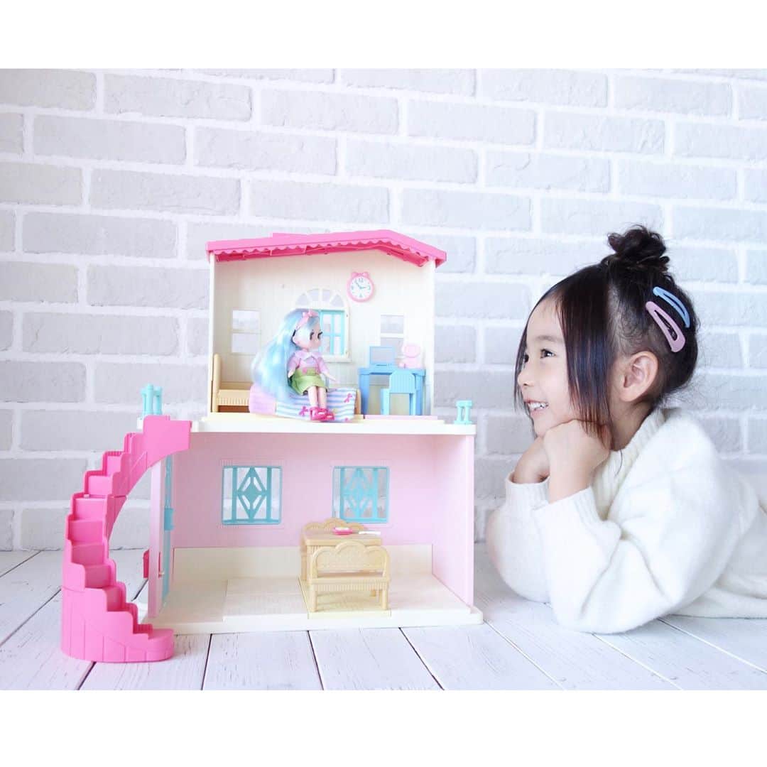 Saraさんのインスタグラム写真 - (SaraInstagram)「. 最近のサラはお人形遊びがブームで 毎日遊んでいるリンキーココ🎀 . 7種類ある中からサラが選んだのは 水色の髪のココちゃん💙 . おうちごっこをしたり、 ヘアアレンジをしたり、 夢中になって遊んでいます🤣 . リンキーココはサイズ感が 子どもの手にぴったりで 家具はそれぞれフロア付きなので 倒れたりしないところが◎💓 . これから少しずつお洋服や家具が 増えていきそうな予感🤤♡ . #リンキーココ #pr」3月30日 19時28分 - sarasara718