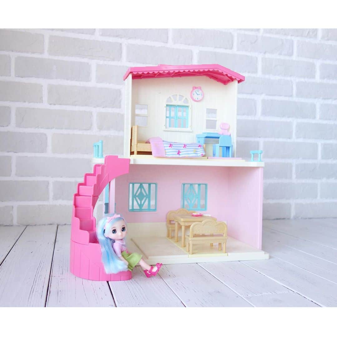 Saraさんのインスタグラム写真 - (SaraInstagram)「. 最近のサラはお人形遊びがブームで 毎日遊んでいるリンキーココ🎀 . 7種類ある中からサラが選んだのは 水色の髪のココちゃん💙 . おうちごっこをしたり、 ヘアアレンジをしたり、 夢中になって遊んでいます🤣 . リンキーココはサイズ感が 子どもの手にぴったりで 家具はそれぞれフロア付きなので 倒れたりしないところが◎💓 . これから少しずつお洋服や家具が 増えていきそうな予感🤤♡ . #リンキーココ #pr」3月30日 19時28分 - sarasara718