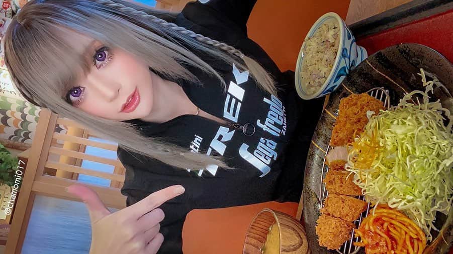 華密美琉さんのインスタグラム写真 - (華密美琉Instagram)「創作和食が食べれるららポーク(とんかつ)について Instagramにアップしました！ ブログにも書いてるのでみにきてね！ https://lineblog.me/chamiblog/archives/2087566.html  ツイートはこちら💁‍♀️ https://twitter.com/chamomi017/status/1239490488257794048?s=21  さまざまなとんかつメニューがあります！ アボカドポークや にこにこポークがオススメだそうですよ！！ 健康におすすめというお茶も注文しました!! とてもスッキリ飲みやすいのに アンチエイジングや健康に良いらしく 値段も通常のソフトドリンクより 安いので2杯くらい飲んでしまう🍵  店内もおしゃれな内装でとても華やかです！  わたしはアボカドポークのセットを注文！  ご飯をもりもり食べてたら ごはん、お味噌汁などおかわりできますよ！ とお声掛けくださりました！！ えっそうなのか！ とメニューを見返したらちゃんと メニューに書いてありました！！ セットのお米もお味噌汁も選べて おかわり自由なのでつい時間を忘れて 食べ過ぎてしまいそうになってしまった！ それくらいとても美味しかったですー！  #ららポーク #佐倉 #佐倉市 #とんかつ #スタンプラリー #おかわり自由  #美味しい #cycling #cyclingpics #cyclingphotos #cyclinglife #cyclingtips #bikes #roadcycling #cyclist #サイクルジャージ  #サイクリング #ポタリング #自転車のある生活  #ごはん」3月30日 19時28分 - chamomile_chami
