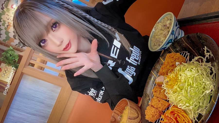 華密美琉さんのインスタグラム写真 - (華密美琉Instagram)「創作和食が食べれるららポーク(とんかつ)について Instagramにアップしました！ ブログにも書いてるのでみにきてね！ https://lineblog.me/chamiblog/archives/2087566.html  ツイートはこちら💁‍♀️ https://twitter.com/chamomi017/status/1239490488257794048?s=21  さまざまなとんかつメニューがあります！ アボカドポークや にこにこポークがオススメだそうですよ！！ 健康におすすめというお茶も注文しました!! とてもスッキリ飲みやすいのに アンチエイジングや健康に良いらしく 値段も通常のソフトドリンクより 安いので2杯くらい飲んでしまう🍵  店内もおしゃれな内装でとても華やかです！  わたしはアボカドポークのセットを注文！  ご飯をもりもり食べてたら ごはん、お味噌汁などおかわりできますよ！ とお声掛けくださりました！！ えっそうなのか！ とメニューを見返したらちゃんと メニューに書いてありました！！ セットのお米もお味噌汁も選べて おかわり自由なのでつい時間を忘れて 食べ過ぎてしまいそうになってしまった！ それくらいとても美味しかったですー！  #ららポーク #佐倉 #佐倉市 #とんかつ #スタンプラリー #おかわり自由  #美味しい #cycling #cyclingpics #cyclingphotos #cyclinglife #cyclingtips #bikes #roadcycling #cyclist #サイクルジャージ  #サイクリング #ポタリング #自転車のある生活  #ごはん」3月30日 19時28分 - chamomile_chami