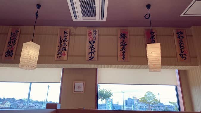 華密美琉さんのインスタグラム写真 - (華密美琉Instagram)「創作和食が食べれるららポーク(とんかつ)について Instagramにアップしました！ ブログにも書いてるのでみにきてね！ https://lineblog.me/chamiblog/archives/2087566.html  ツイートはこちら💁‍♀️ https://twitter.com/chamomi017/status/1239490488257794048?s=21  さまざまなとんかつメニューがあります！ アボカドポークや にこにこポークがオススメだそうですよ！！ 健康におすすめというお茶も注文しました!! とてもスッキリ飲みやすいのに アンチエイジングや健康に良いらしく 値段も通常のソフトドリンクより 安いので2杯くらい飲んでしまう🍵  店内もおしゃれな内装でとても華やかです！  わたしはアボカドポークのセットを注文！  ご飯をもりもり食べてたら ごはん、お味噌汁などおかわりできますよ！ とお声掛けくださりました！！ えっそうなのか！ とメニューを見返したらちゃんと メニューに書いてありました！！ セットのお米もお味噌汁も選べて おかわり自由なのでつい時間を忘れて 食べ過ぎてしまいそうになってしまった！ それくらいとても美味しかったですー！  #ららポーク #佐倉 #佐倉市 #とんかつ #スタンプラリー #おかわり自由  #美味しい #cycling #cyclingpics #cyclingphotos #cyclinglife #cyclingtips #bikes #roadcycling #cyclist #サイクルジャージ  #サイクリング #ポタリング #自転車のある生活  #ごはん」3月30日 19時28分 - chamomile_chami