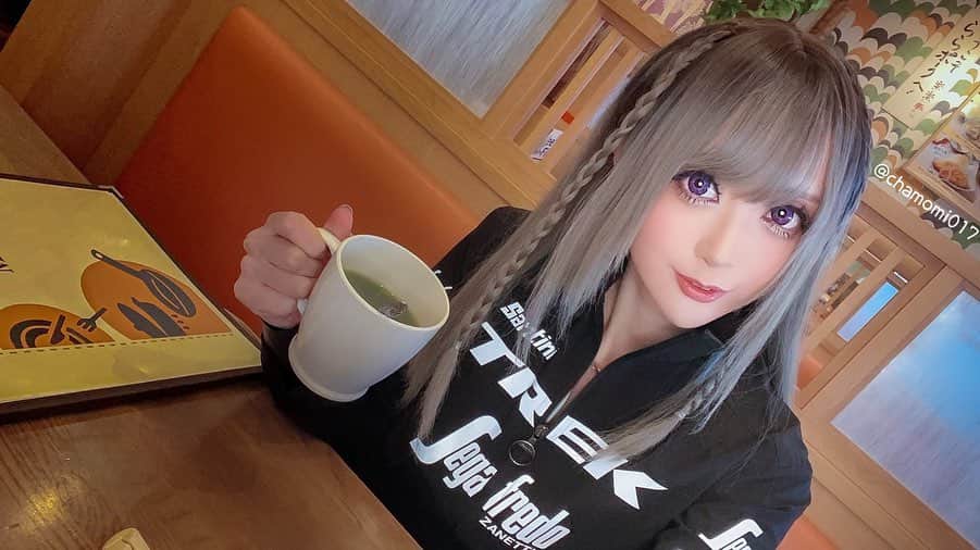 のインスタグラム：「創作和食が食べれるららポーク(とんかつ)について Instagramにアップしました！ ブログにも書いてるのでみにきてね！ https://lineblog.me/chamiblog/archives/2087566.html  ツイートはこちら💁‍♀️ https://twitter.com/chamomi017/status/1239490488257794048?s=21  さまざまなとんかつメニューがあります！ アボカドポークや にこにこポークがオススメだそうですよ！！ 健康におすすめというお茶も注文しました!! とてもスッキリ飲みやすいのに アンチエイジングや健康に良いらしく 値段も通常のソフトドリンクより 安いので2杯くらい飲んでしまう🍵  店内もおしゃれな内装でとても華やかです！  わたしはアボカドポークのセットを注文！  ご飯をもりもり食べてたら ごはん、お味噌汁などおかわりできますよ！ とお声掛けくださりました！！ えっそうなのか！ とメニューを見返したらちゃんと メニューに書いてありました！！ セットのお米もお味噌汁も選べて おかわり自由なのでつい時間を忘れて 食べ過ぎてしまいそうになってしまった！ それくらいとても美味しかったですー！  #ららポーク #佐倉 #佐倉市 #とんかつ #スタンプラリー #おかわり自由  #美味しい #cycling #cyclingpics #cyclingphotos #cyclinglife #cyclingtips #bikes #roadcycling #cyclist #サイクルジャージ  #サイクリング #ポタリング #自転車のある生活  #ごはん」