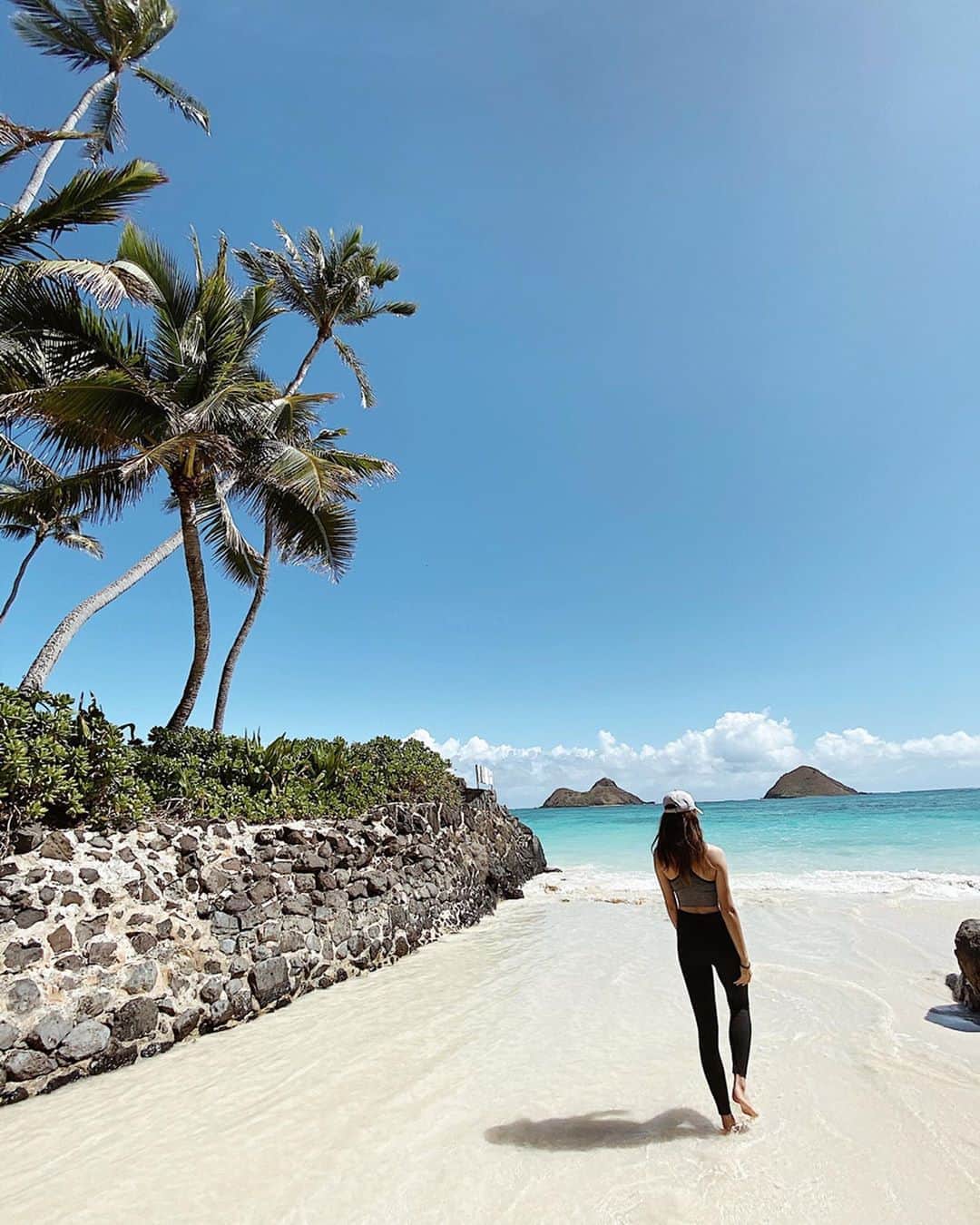 森山菜々のインスタグラム：「このまえ見つけてしまったHawaiiのプライベートビーチ🤭🤫🏝﻿ いつも行くラニカイビーチにこんっな穴場すぎる場所があったなんて...﻿ ココ今まで行ったハワイのビーチの中でいちばん好きかも🥺ってなったビーチだったな🤍﻿ ﻿ 家に居ながらHawaiiの思い出に浸る休日です。﻿ ﻿ #hawaii #lanikaibeach﻿ #ハワイ #ラニカイビーチ﻿ ﻿」