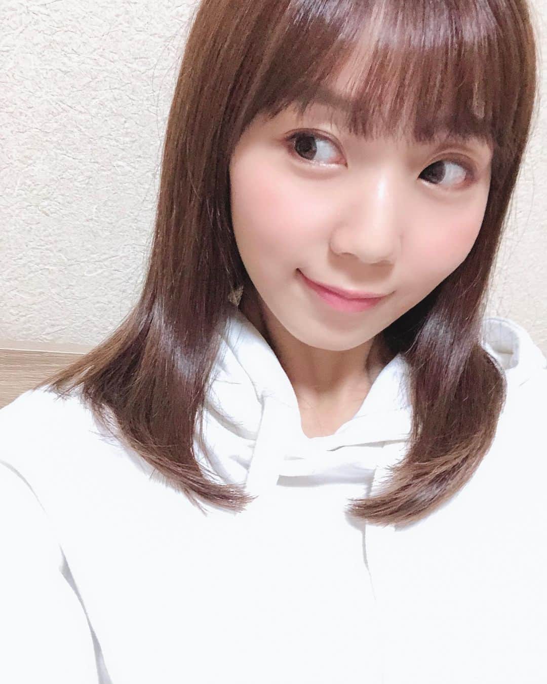吉川千愛のインスタグラム：「最近は﻿ showroom配信を﻿ 沢山してます⭐️﻿ 今日の個人配信で﻿ オリジナルアバターイベント達成﻿ しましたー！！﻿ みんなのお陰です！ありがとう❤︎﻿ ﻿ 明日の配信も観てね！﻿ ﻿ showroomっていうアプリとってもらったら﻿ 無料で観れるライブやトークが﻿ 生配信であるから﻿ 吉川千愛チャンネルや﻿ LinQのオフィシャルチャンネル﻿ IQプロジェクトオフィシャルチャンネル﻿ フォローしててねー！！﻿ ﻿ 既にしてくれてるみんなは﻿ えらいっ！笑﻿ ありがとう😊﻿ ﻿ わからんことあったらコメントへ〜✊🏻﻿ ﻿ #LinQ﻿ #吉川千愛﻿ #こんにちあ﻿ #あいんちゅ﻿ #showroom﻿ #showroom配信﻿」
