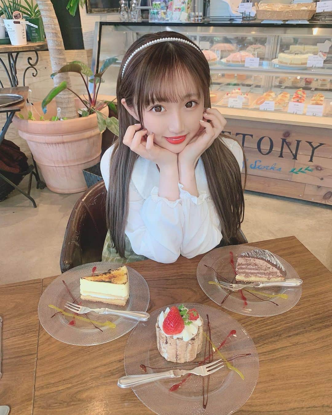 星野麻里愛さんのインスタグラム写真 - (星野麻里愛Instagram)「みんなで半分こしました。🍰 ﻿ ﻿ ﻿ ﻿ ﻿ ﻿ ﻿ ﻿ ﻿ #ケーキ#おしゃれカフェ #おしゃカフェ#ストレートヘア #天白区カフェ#天白 #天白区ランチ #天白区グルメ #天白区#天白カフェ#名古屋カフェ #名古屋ランチ #カトニー本店#カトニー#cottony」3月30日 19時40分 - maria.pink28