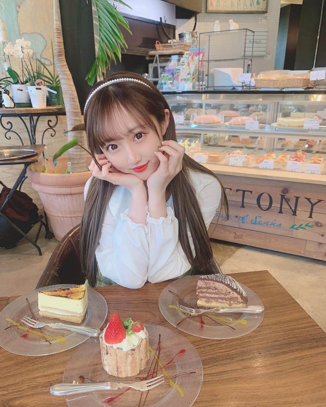 星野麻里愛さんのインスタグラム写真 - (星野麻里愛Instagram)「みんなで半分こしました。🍰 ﻿ ﻿ ﻿ ﻿ ﻿ ﻿ ﻿ ﻿ ﻿ #ケーキ#おしゃれカフェ #おしゃカフェ#ストレートヘア #天白区カフェ#天白 #天白区ランチ #天白区グルメ #天白区#天白カフェ#名古屋カフェ #名古屋ランチ #カトニー本店#カトニー#cottony」3月30日 19時40分 - maria.pink28