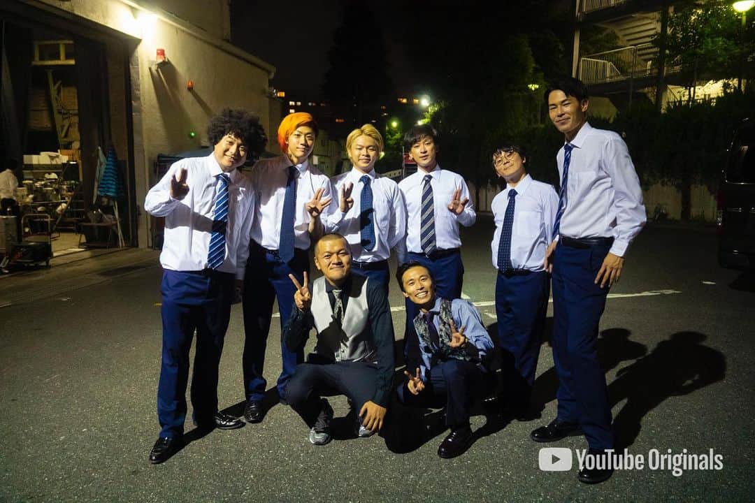 としみつのインスタグラム：「東海オンエアYouTube Originals作品『株式会社グレーゾーンエージェンシー』の配信が始まっています！  1話でご一緒させて頂いたカミナリさんと！ とても優しく、僕らをリードしてくださいました！  ありがとうございました😊」