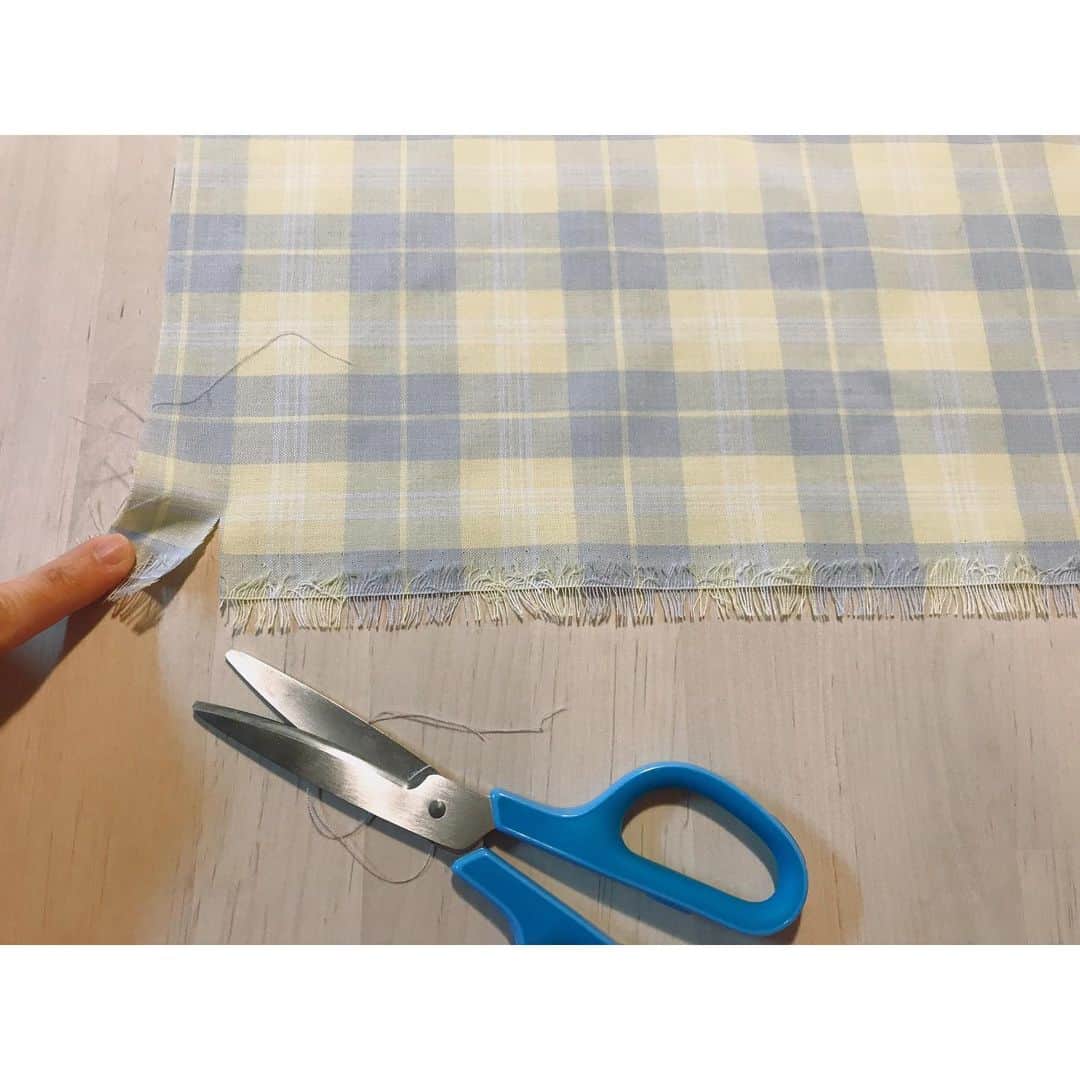 蓮沼千紘さんのインスタグラム写真 - (蓮沼千紘Instagram)「家にあるもので編めるものを探す。 . . ・プレゼントをもらった時のリボンや荷造り紐など紐状のもの、帯状のもの。 ・平面のものを帯状に切ったもの。 . . 【布】 基本的な裂き編み用の素材づくり。 布を広げ2センチくらいの幅で帯状にカットしていきます。✂️. 折り返す回数を減らすため、長い方の辺をカットしていってください。 薄手のものや裂きやすいものは切れ目を入れて両手で左右に開きさいてください。とっても楽ですが裂く時に繊維の埃が出ますのでマスクをつけたり後で掃除したりする必要があります。  端まできたら1-2センチ残し、2センチ開けてまたカットしていきます。 これを繰り返し長いテープ状の素材を作ります。  お家に余り布やいらなくなったカーテン、枕カバー、シーツなどなどあればワークショップまでに上記のように素材を準備しておいてください。☺️ . . .  #リモワニット #knit #remoteworkshop  #リモートワークショップ」3月30日 19時48分 - knitchihiro
