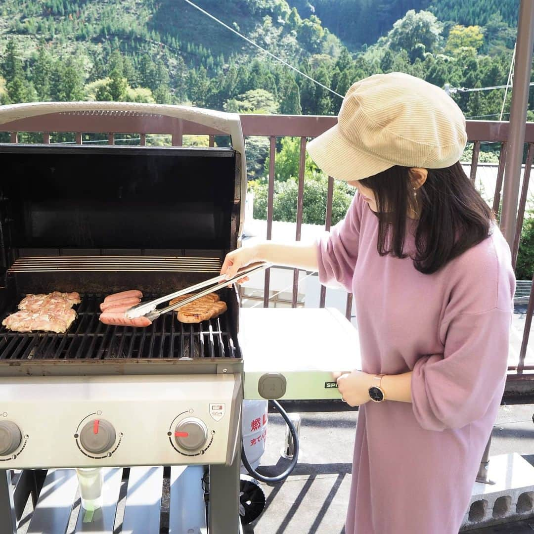 Kuboi Ayumiさんのインスタグラム写真 - (Kuboi AyumiInstagram)「ピーマン嫌いな次女がピーマンを食べた！！！！！﻿ そして、苦手なしいたけも！﻿ ﻿ おいしいお野菜だと食べるんですね（笑）﻿ こんな体験ができたのは、奥多摩・青梅のB-YARDさんのおかげ。﻿ 家族で本格バーベキューをしたのですが、お肉はもちろん野菜もおいしくて食べ過ぎました。﻿ ﻿ やっぱりバーベキューとかグランピングなど自然の中で過ごす時間が好き。﻿ ﻿ 毎年ふるさと納税をしているのですが、主人の実家のある自治体に寄附をしたり﻿ ついついお肉やフルーツなどに目がいきがち。﻿ ですが、お出かけ好きな我が家。﻿ グランピングやバーベキュー、温泉などにふるさと納税で気軽に行けるのもいいなと感じています。﻿ ﻿ 同じようにアクティビティが好きな方におすすめなのが「さといこ（@satoiko_roots）」。﻿ 「さといこ」は日本初のふるさと納税でおでかけや体験にいけるサイトです。﻿ ﻿ 通常のふるさと納税だと、申し込んでから実際に利用まで１か月など時間がかかるものが多い中﻿ さといこではものによってはすぐに申込＆体験ができるのも魅力的。﻿ メープルシロップ作りや貸別荘、ほうき作りなど珍しいものもチラホラ。﻿ ﻿ 見ているだけでも楽しいサイトです。﻿ ﻿ 温泉やグランピング、パラグライダーなどいろんな体験ができるので﻿ 気になる方はチェックしてみてくださいね。﻿ ﻿ ﻿ #女の子ママ #旅行 #travel #赤ちゃんのいる生活 #おでかけ #国内旅行 #旅 #ふるさと納税で日本中を旅しよう ﻿ #さといこアンバサダー #週末は一生の思い出をふるさと納税で #さといこ #ふるさと納税﻿」3月30日 19時51分 - himekagami