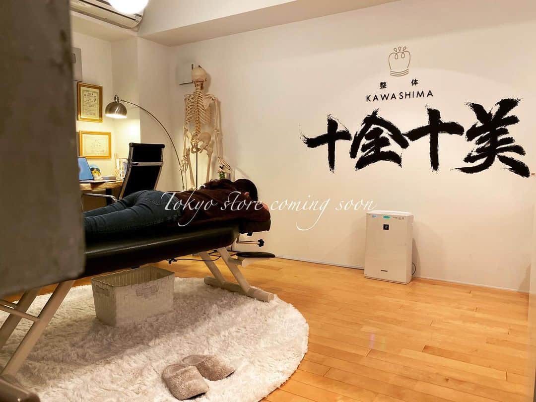 美容整体師川島さん。のインスタグラム：「本当に大変になってきました。 こうなることはわかってましたが。 . こうなってもいいように 前から準備してたから焦らない。 . 店舗事業がやばいなら、 オンラインで価値貢献する。 . こういう時は勉強しましょう。 知識と腕に投資！ . 21時からインスタライブします。 『たった2年で YouTube44万人作った秘訣』 . #美容整体師川島さん #KOU #YouTube #YouTuber」