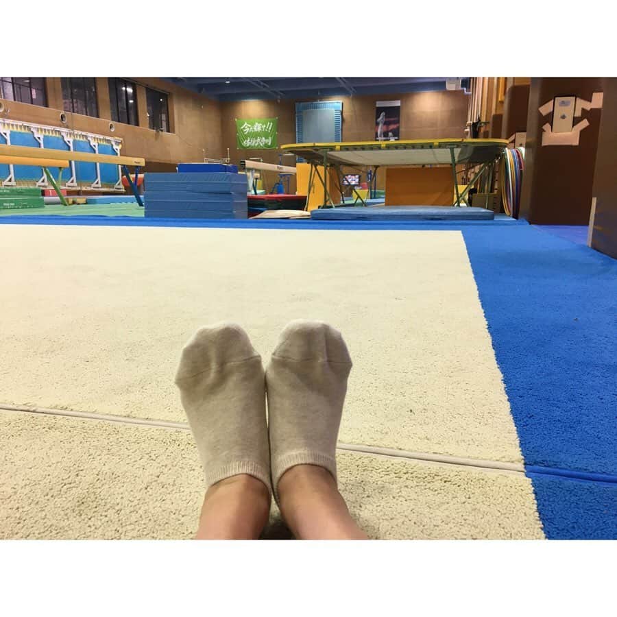土橋ココさんのインスタグラム写真 - (土橋ココInstagram)「. For my floor training, I need to wear socks in terms of prompting my turns. MUJI socks are nice as costs and quality for my daily training👍🏻 . 無印良品さんの靴下はとてもオススメです♫ #gymnastics  #mwu #muji #無印良品」3月30日 20時01分 - niko_d.k
